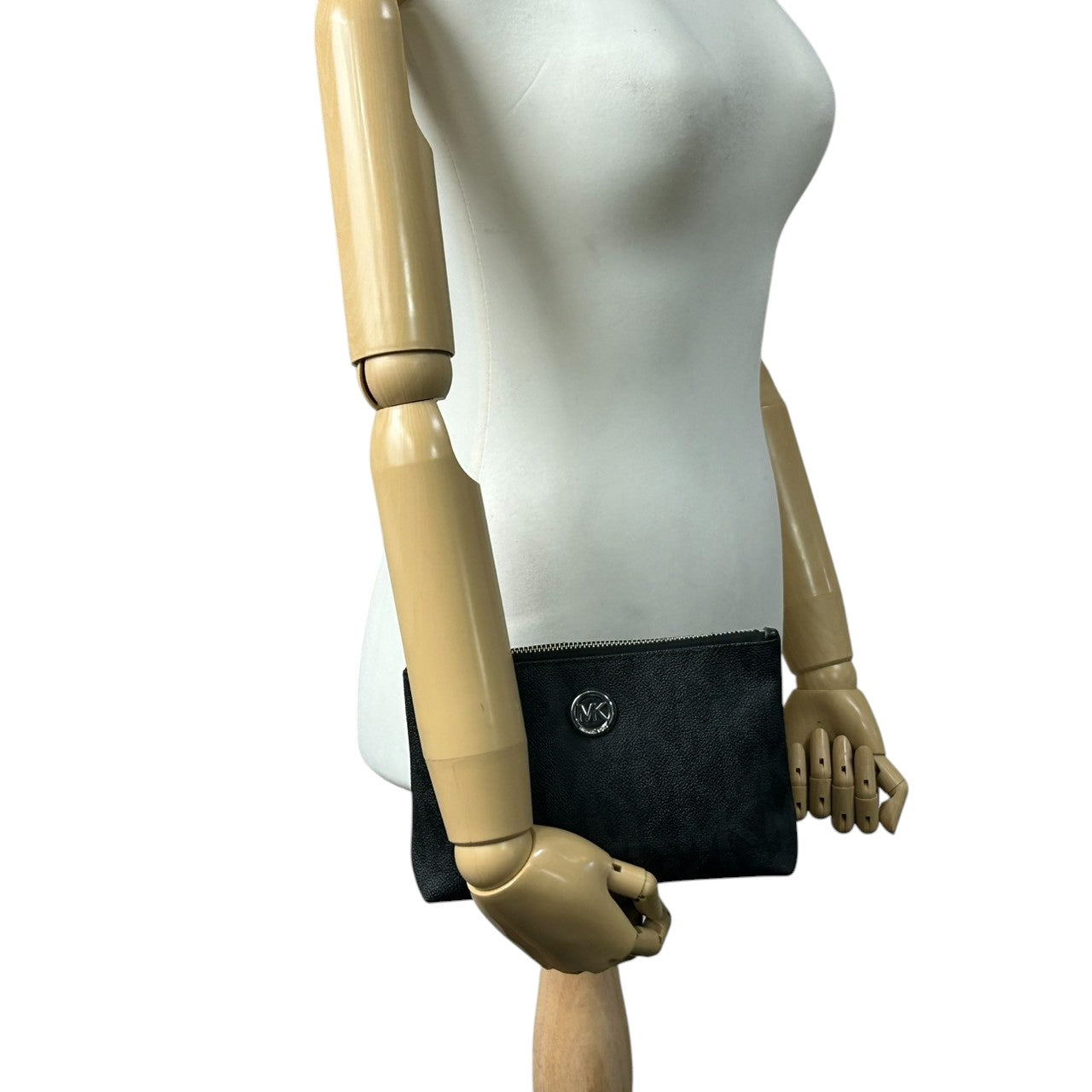 【未使用級／美品】マイケルコース シグネチャー ポーチ ブラック PVC MKロゴプレート 化粧ポーチ コスメポーチ 小物入れ トラベルポーチ 総柄 レディース MICHAEL KORS エレガント スタイリッシュ トップジップ w2