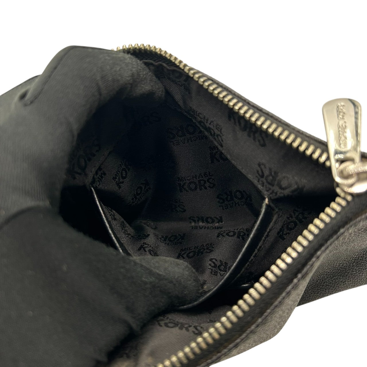 【未使用級／美品】マイケルコース シグネチャー ポーチ ブラック PVC MKロゴプレート 化粧ポーチ コスメポーチ 小物入れ トラベルポーチ 総柄 レディース MICHAEL KORS エレガント スタイリッシュ トップジップ w2