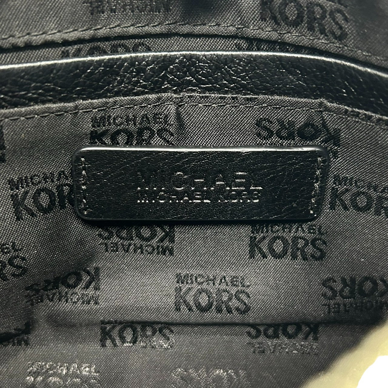 【未使用級／美品】マイケルコース シグネチャー ポーチ ブラック PVC MKロゴプレート 化粧ポーチ コスメポーチ 小物入れ トラベルポーチ 総柄 レディース MICHAEL KORS エレガント スタイリッシュ トップジップ w2