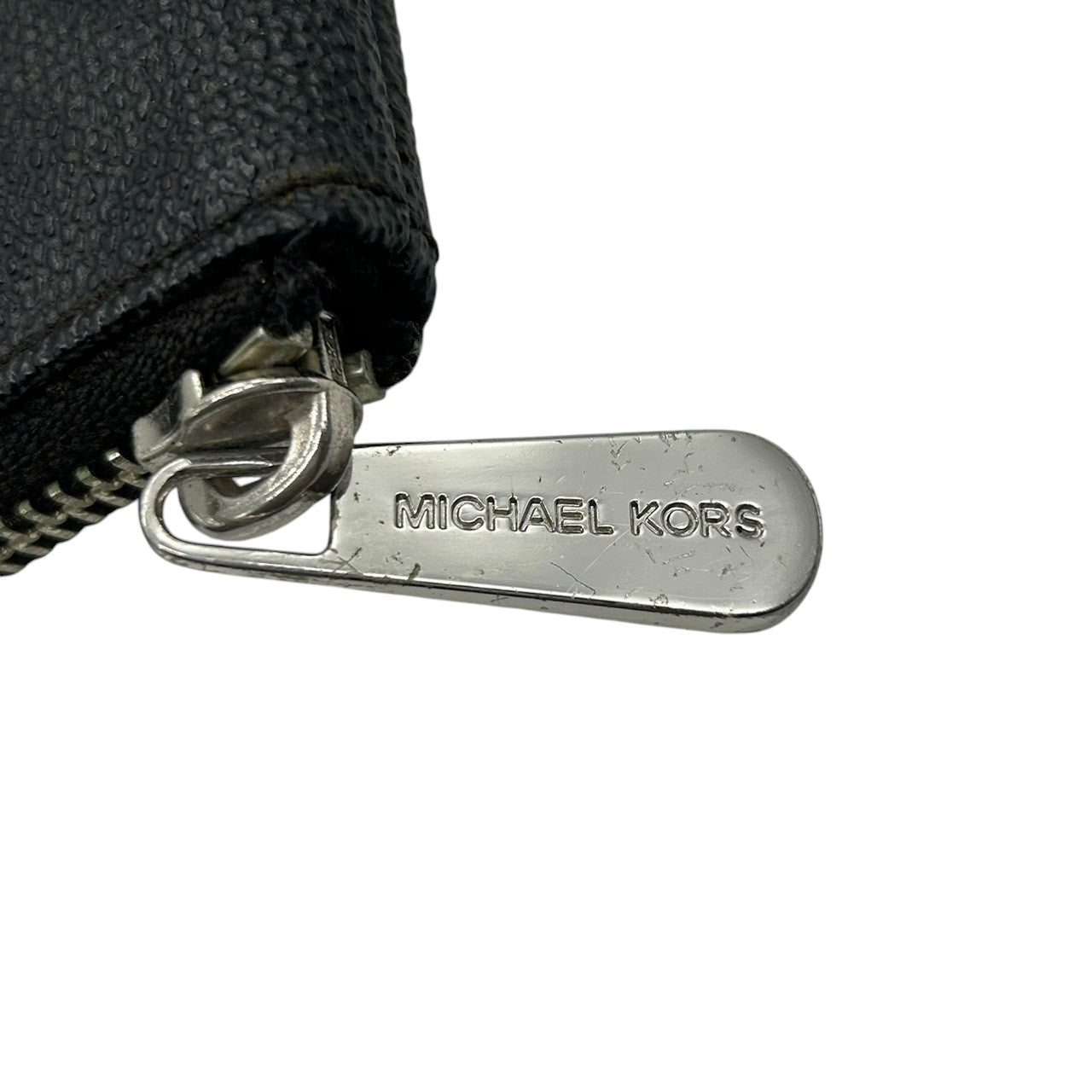 【未使用級／美品】マイケルコース シグネチャー ポーチ ブラック PVC MKロゴプレート 化粧ポーチ コスメポーチ 小物入れ トラベルポーチ 総柄 レディース MICHAEL KORS エレガント スタイリッシュ トップジップ w2