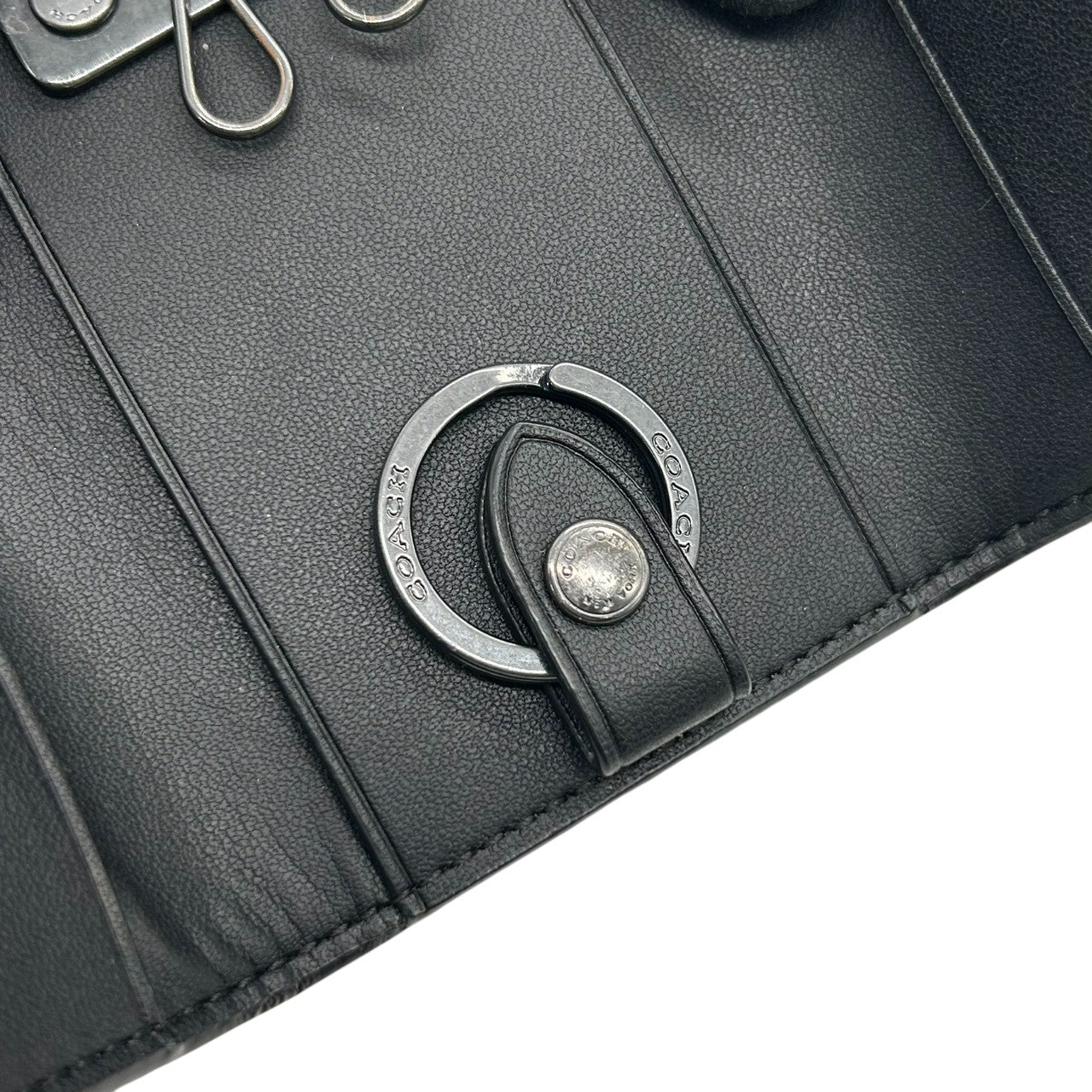 【美品】コーチ 5連 キーケース シグネチャー Cロゴ 総柄 PVC レザー ブラウン ブラック メンズ レディース 男女兼用 コンパクト COACH クラシック 定番 人気モデル キーホルダー キーリング 三つ折り スナップ開閉 w2