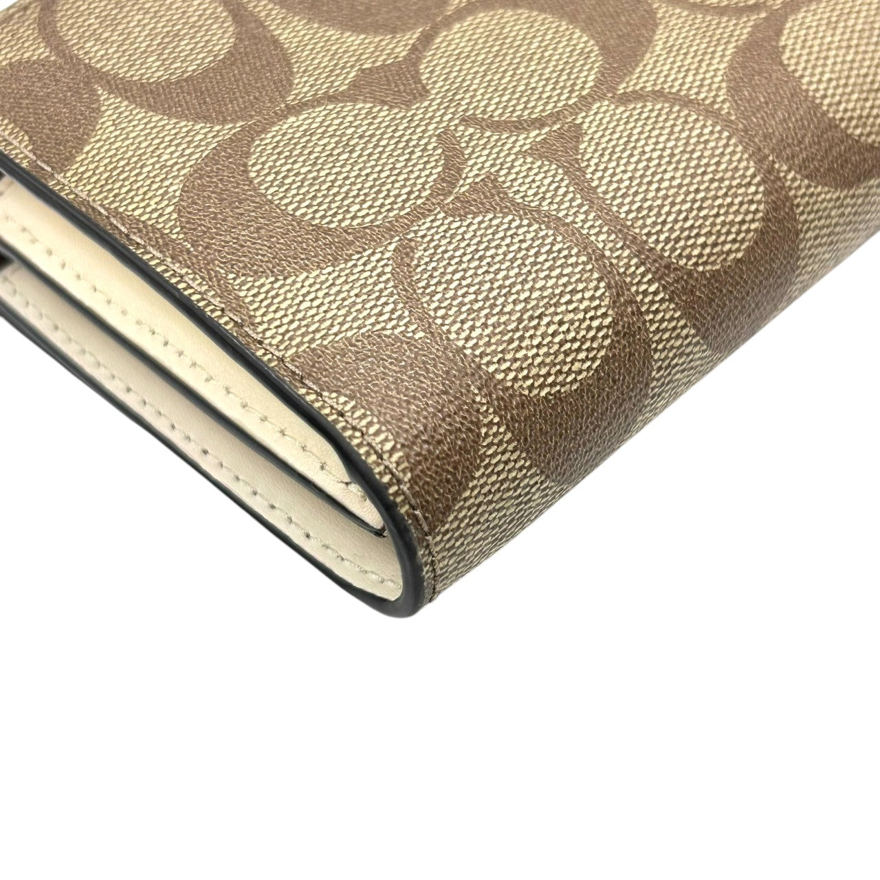 【美品】コーチ 長財布 フラップウォレット シグネチャー PVC レザー ブラウン ホワイト レディース COACH Cロゴ エレガント フェミニン 大容量 カード収納豊富 スナップボタン開閉 クラシック バイカラーデザイン w2