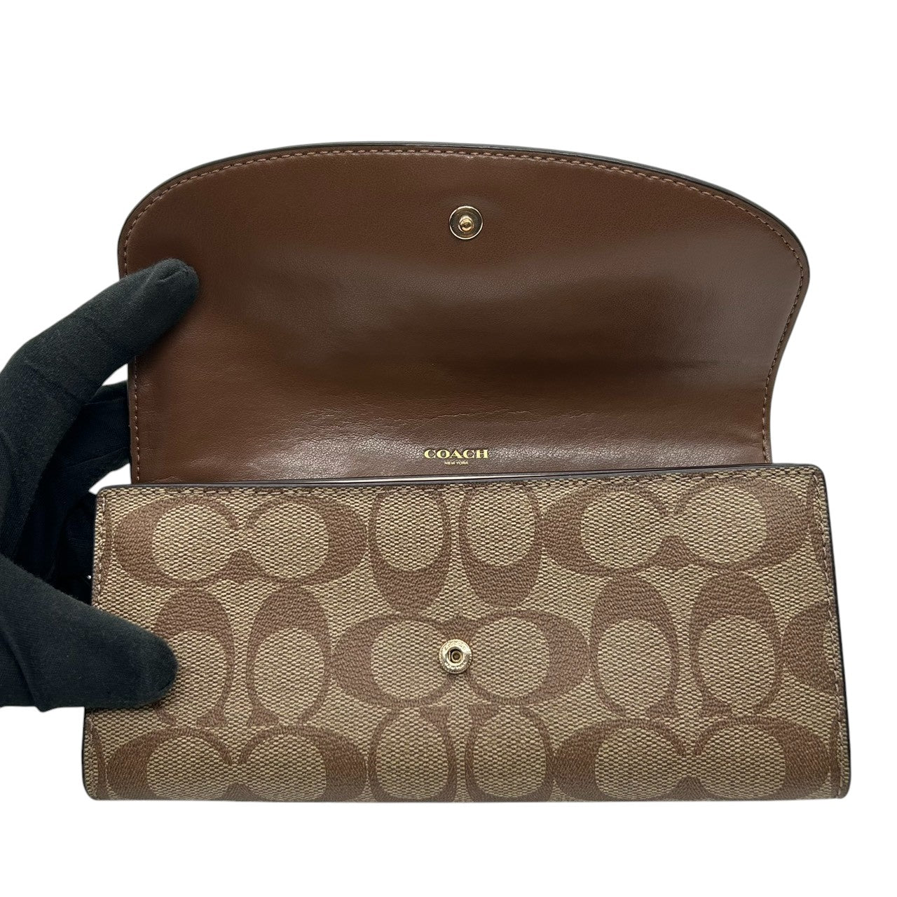 【美品】コーチ 長財布 フラップウォレット シグネチャー PVC レザー ブラウン ホワイト レディース COACH Cロゴ エレガント フェミニン 大容量 カード収納豊富 スナップボタン開閉 クラシック バイカラーデザイン w2