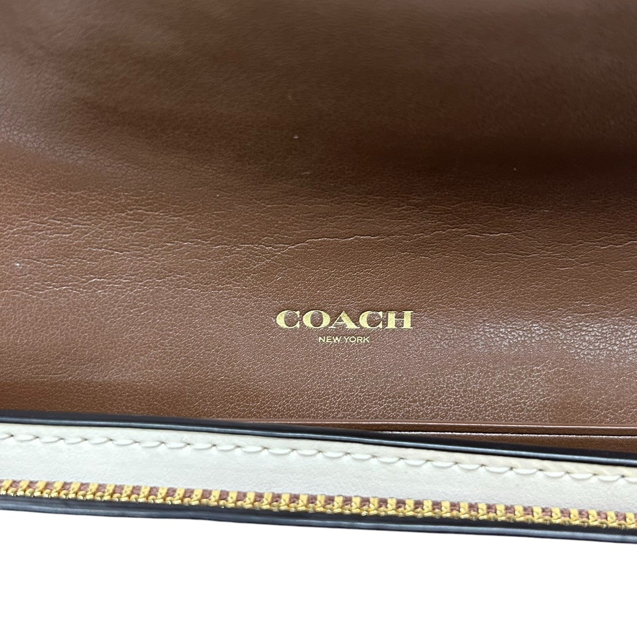 【美品】コーチ 長財布 フラップウォレット シグネチャー PVC レザー ブラウン ホワイト レディース COACH Cロゴ エレガント フェミニン 大容量 カード収納豊富 スナップボタン開閉 クラシック バイカラーデザイン w2