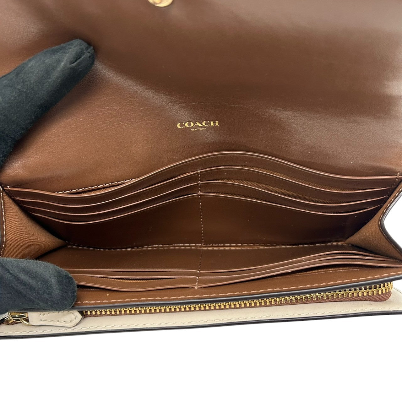 【美品】コーチ 長財布 フラップウォレット シグネチャー PVC レザー ブラウン ホワイト レディース COACH Cロゴ エレガント フェミニン 大容量 カード収納豊富 スナップボタン開閉 クラシック バイカラーデザイン w2