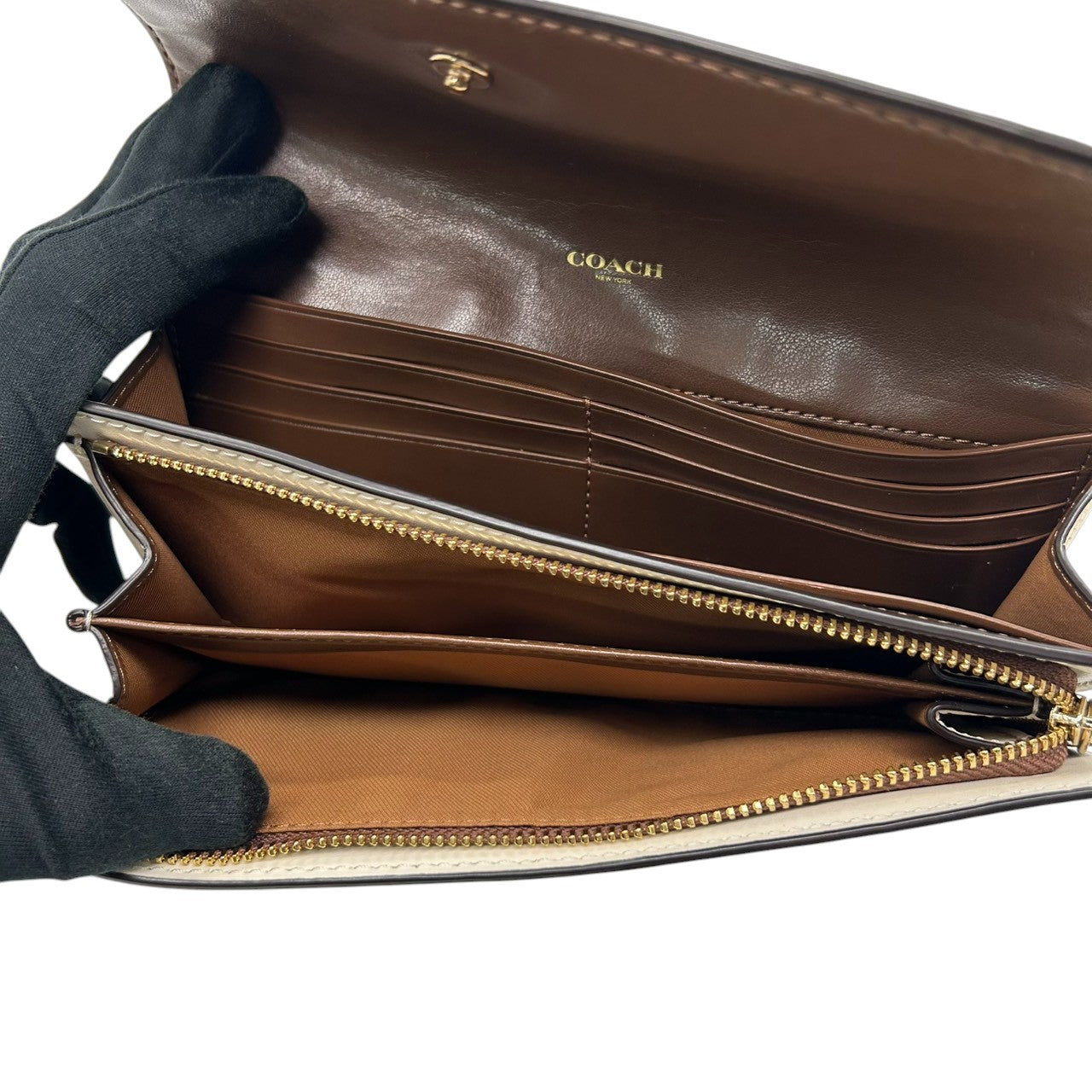 【美品】コーチ 長財布 フラップウォレット シグネチャー PVC レザー ブラウン ホワイト レディース COACH Cロゴ エレガント フェミニン 大容量 カード収納豊富 スナップボタン開閉 クラシック バイカラーデザイン w2