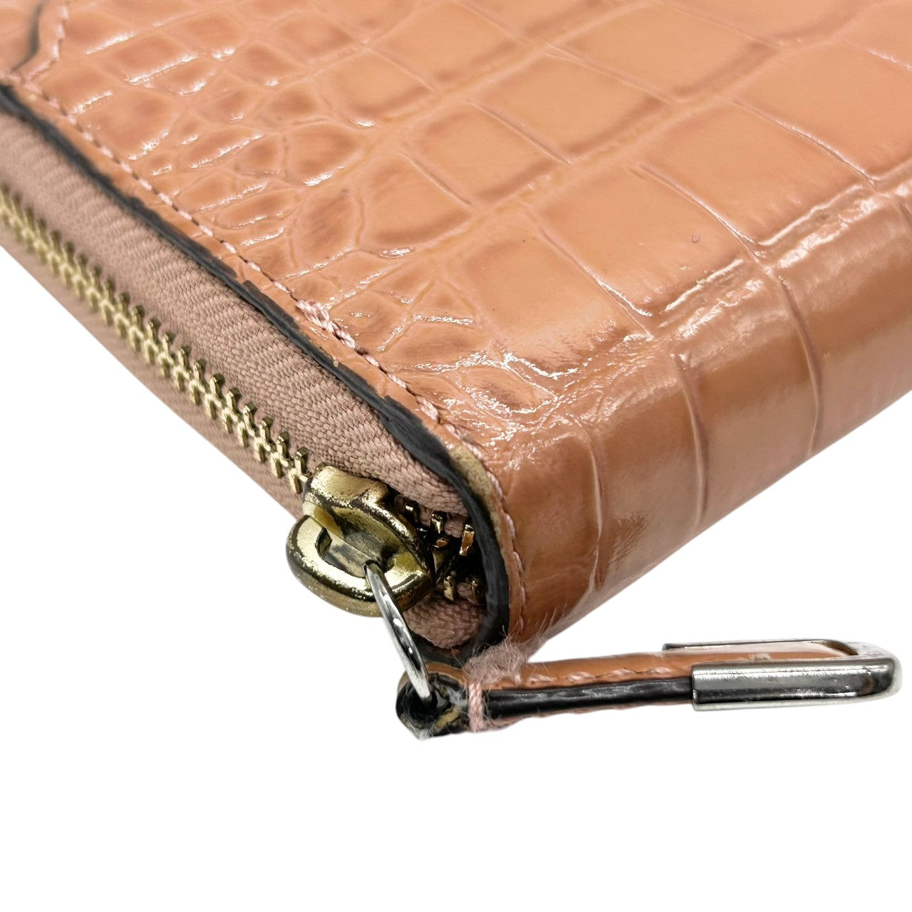 コーチ 長財布 ラウンドファスナーウォレット 型押しレザー パテント ピンク レディース COACH ロゴプレート エレガント フェミニン 大容量 カード収納豊富 ラウンドジップ エナメル素材 クラシックデザイン w2