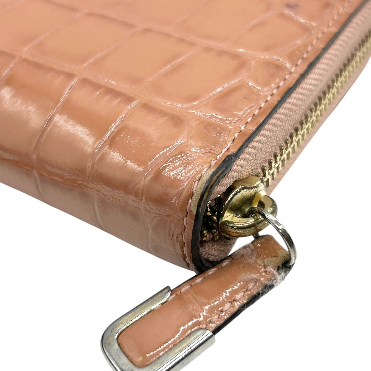 コーチ 長財布 ラウンドファスナーウォレット 型押しレザー パテント ピンク レディース COACH ロゴプレート エレガント フェミニン 大容量 カード収納豊富 ラウンドジップ エナメル素材 クラシックデザイン w2