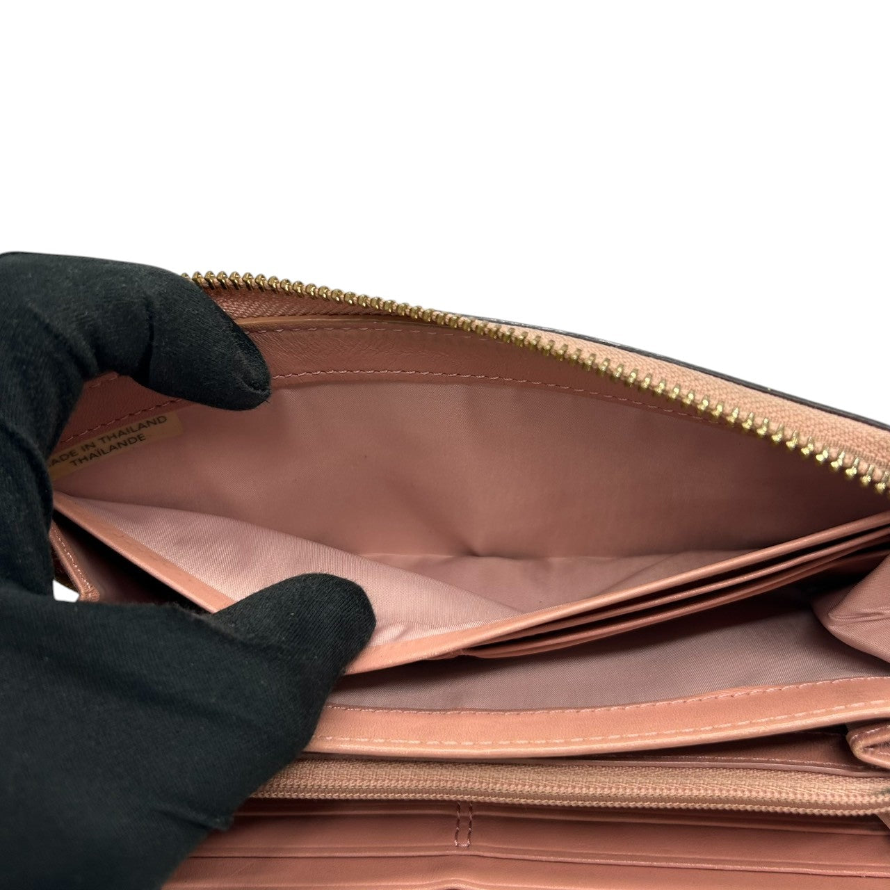 コーチ 長財布 ラウンドファスナーウォレット 型押しレザー パテント ピンク レディース COACH ロゴプレート エレガント フェミニン 大容量 カード収納豊富 ラウンドジップ エナメル素材 クラシックデザイン w2