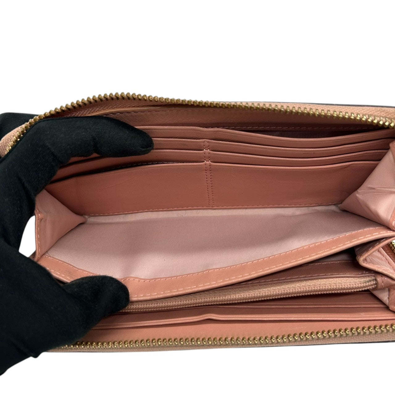 コーチ 長財布 ラウンドファスナーウォレット 型押しレザー パテント ピンク レディース COACH ロゴプレート エレガント フェミニン 大容量 カード収納豊富 ラウンドジップ エナメル素材 クラシックデザイン w2