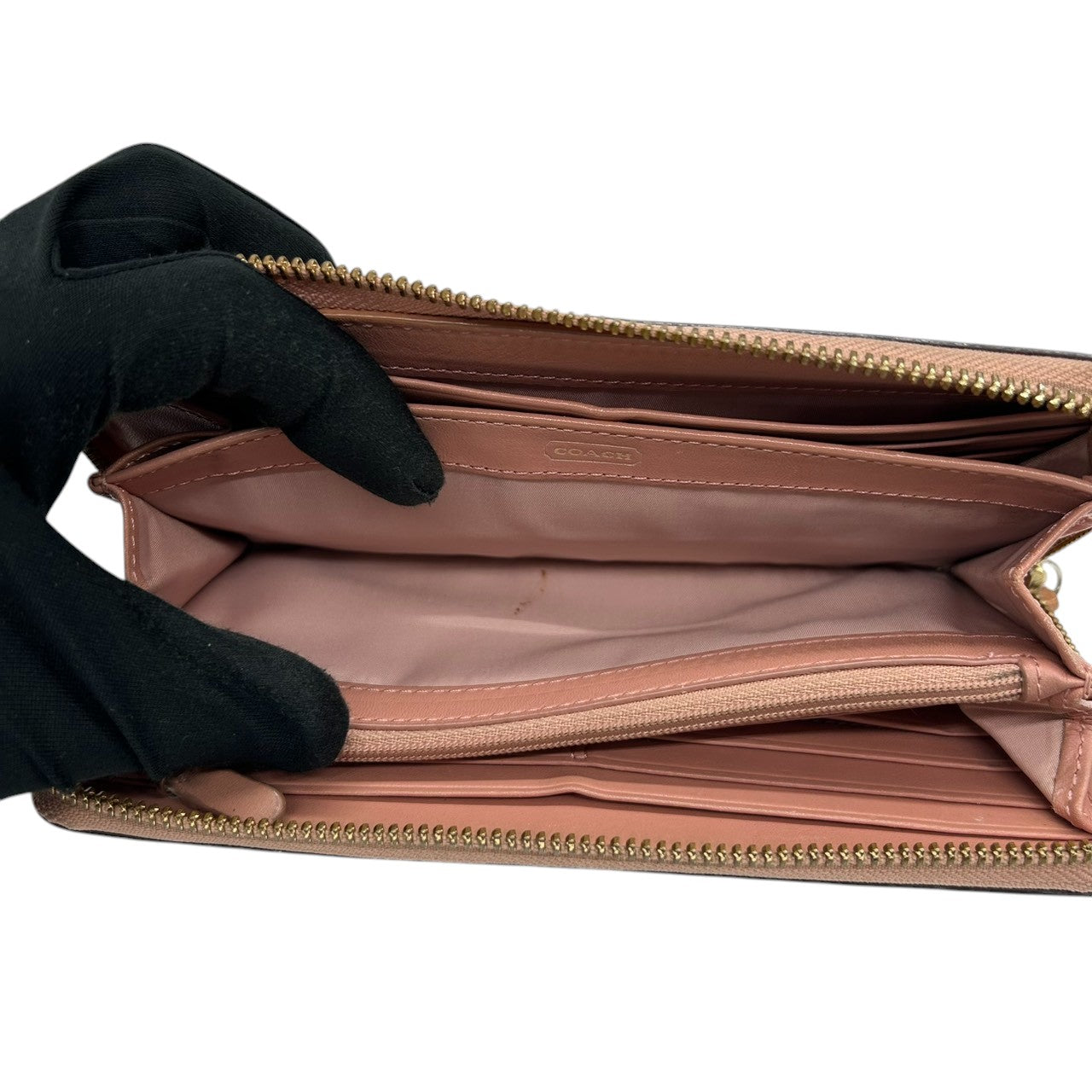 コーチ 長財布 ラウンドファスナーウォレット 型押しレザー パテント ピンク レディース COACH ロゴプレート エレガント フェミニン 大容量 カード収納豊富 ラウンドジップ エナメル素材 クラシックデザイン w2