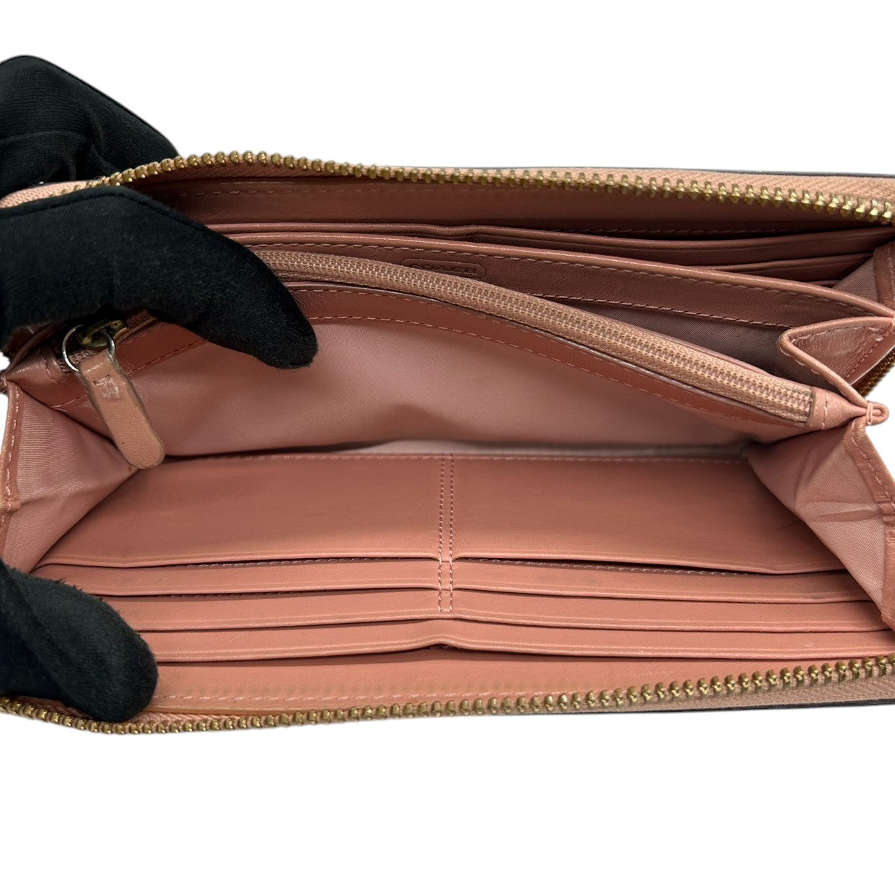 コーチ 長財布 ラウンドファスナーウォレット 型押しレザー パテント ピンク レディース COACH ロゴプレート エレガント フェミニン 大容量 カード収納豊富 ラウンドジップ エナメル素材 クラシックデザイン w2