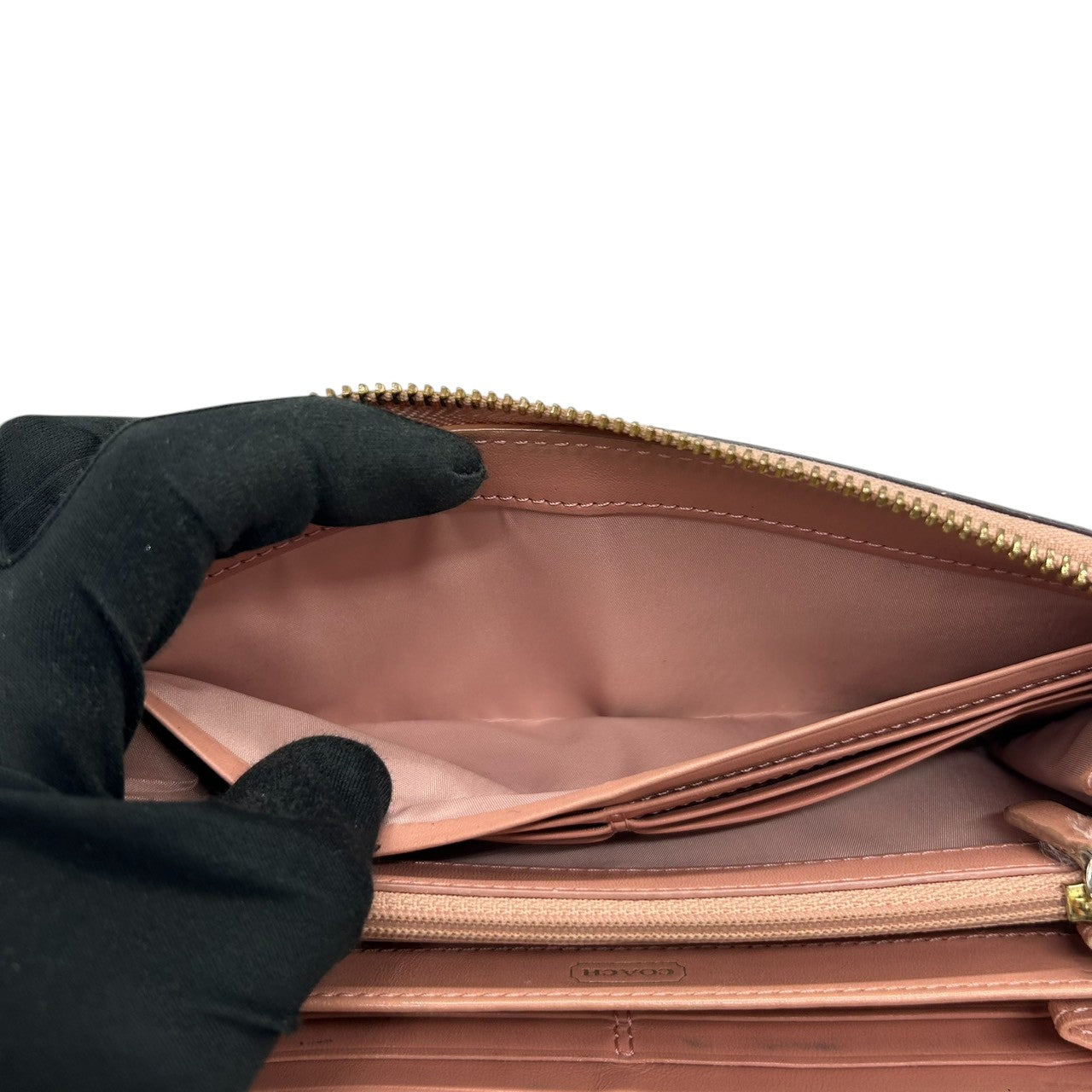 コーチ 長財布 ラウンドファスナーウォレット 型押しレザー パテント ピンク レディース COACH ロゴプレート エレガント フェミニン 大容量 カード収納豊富 ラウンドジップ エナメル素材 クラシックデザイン w2