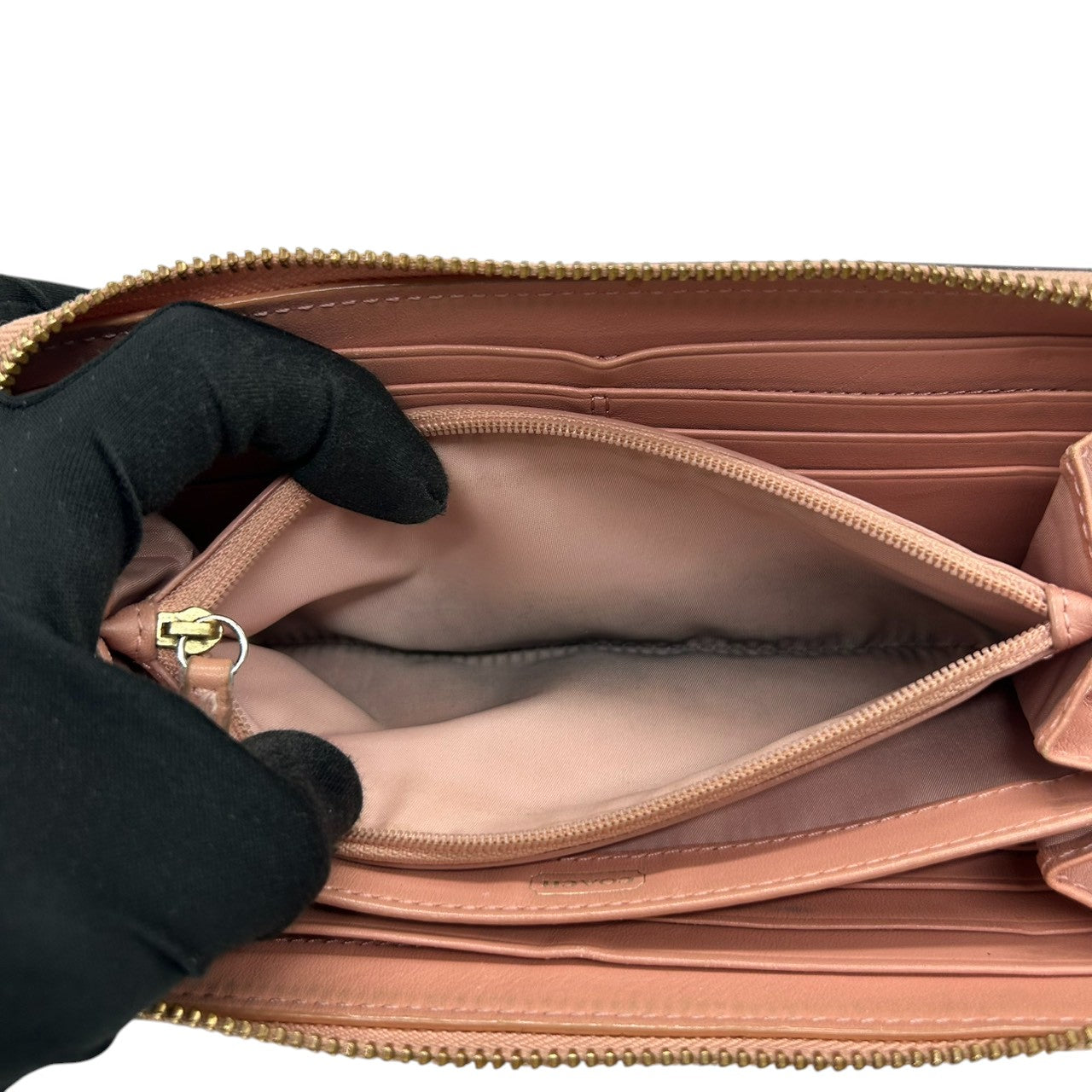 コーチ 長財布 ラウンドファスナーウォレット 型押しレザー パテント ピンク レディース COACH ロゴプレート エレガント フェミニン 大容量 カード収納豊富 ラウンドジップ エナメル素材 クラシックデザイン w2