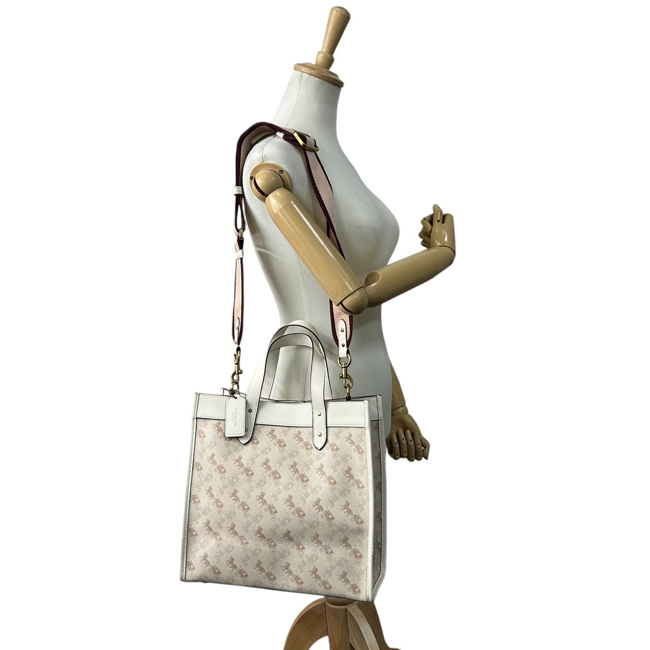 【極美品／未使用級】コーチ フィールドトート 30 2WAY ショルダーバッグ 89148 ホースアンドキャリッジ 馬車柄 PVC レザー ホワイト A4可 レディース 斜め掛け可 自立可 COACH トートバッグ s61