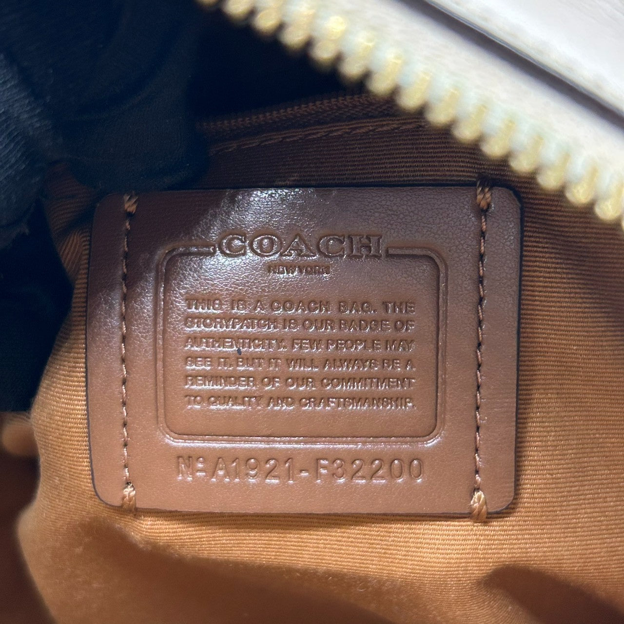 【ハンドル訳あり】コーチ シグネチャー ミディアム チャーリー バックパック F32200 リュック PVC レザー ベージュ ホワイト レディース COACH クラシックデザイン コンパクト デイパック 通勤通学 s6