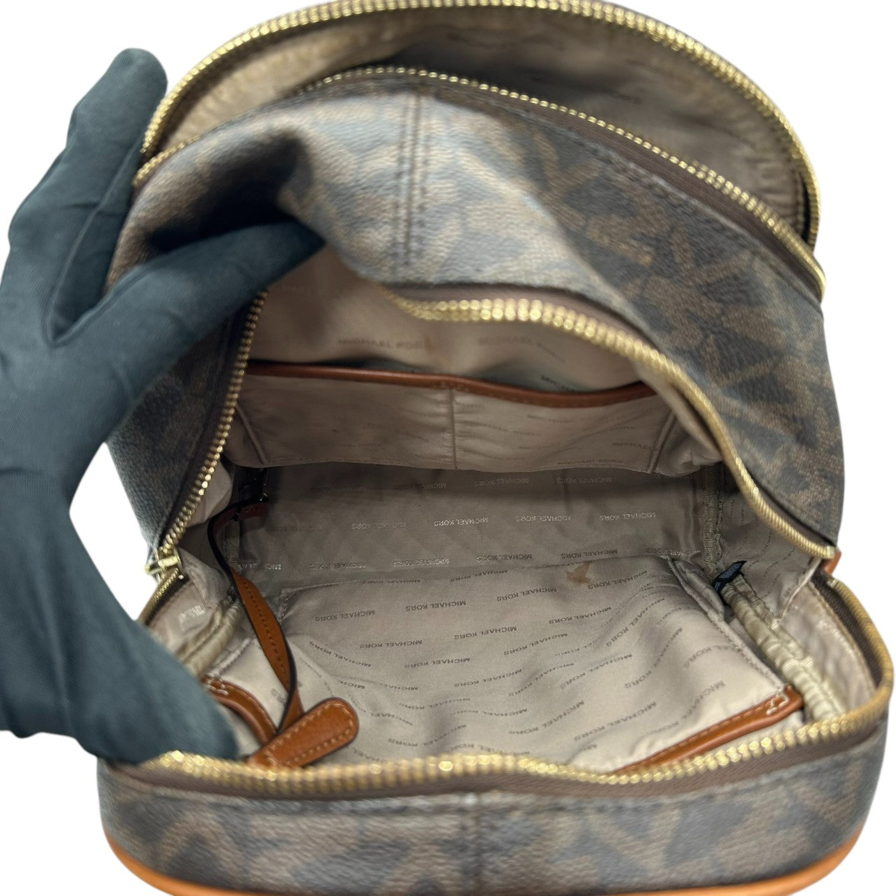 【美品】マイケルコース リアジップ ミディアム バックパック シグネチャー MK柄 リュックサック PVC レザー ブラウン レディース MICHAEL KORS RHEA ZIP 通勤 通学 コンパクトデザイン 人気モデル E10