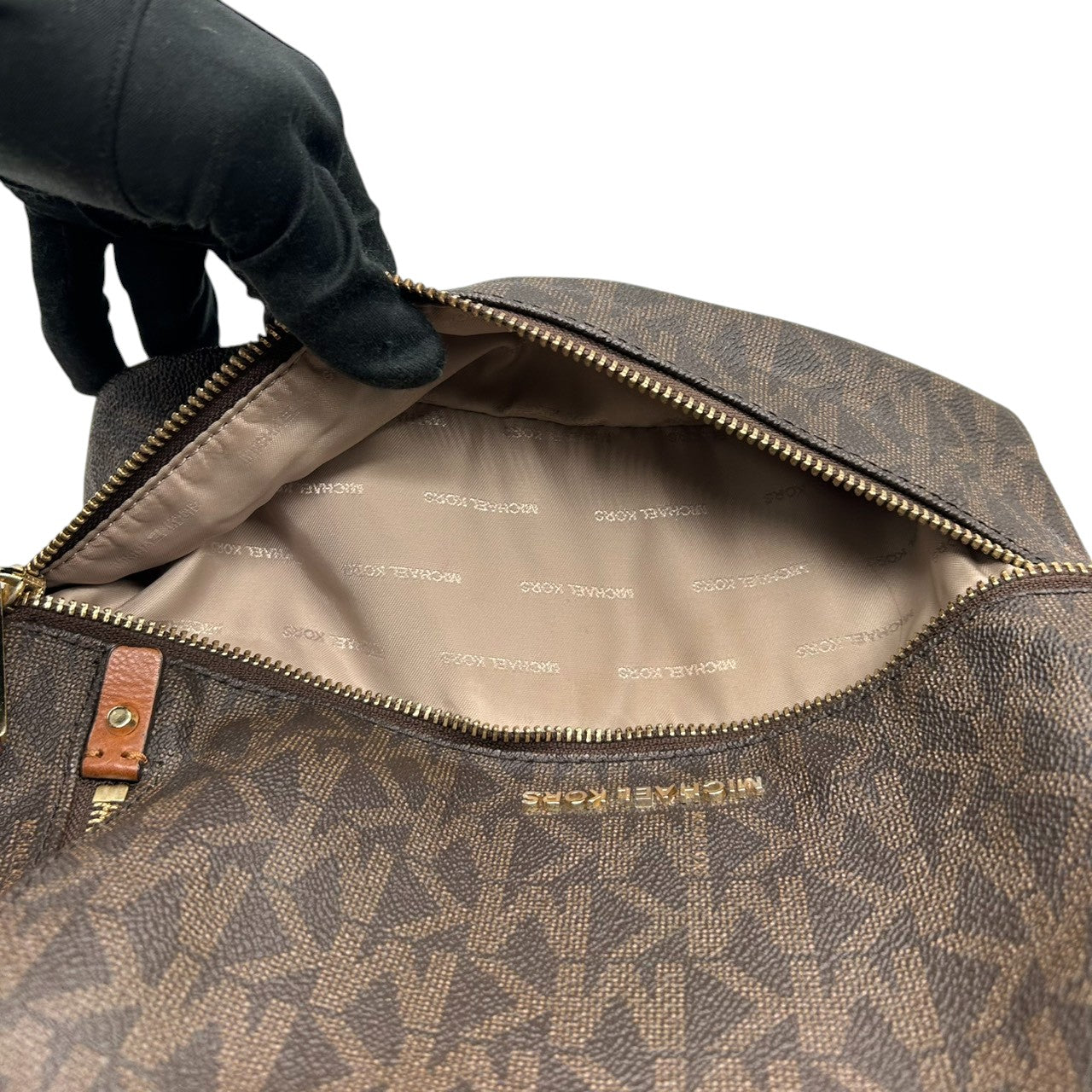 【美品】マイケルコース リアジップ ミディアム バックパック シグネチャー MK柄 リュックサック PVC レザー ブラウン レディース MICHAEL KORS RHEA ZIP 通勤 通学 コンパクトデザイン 人気モデル E10