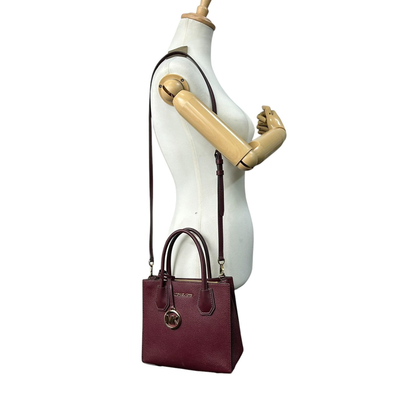 【極美品／未使用級】マイケルコース 2WAY ハンドバッグ ショルダーバッグ レザー ボルドー レッド系 レディース MKチャーム 斜め掛け可 自立可 MICHAEL KORS サッチェルバッグ エレガント コンパクト E10