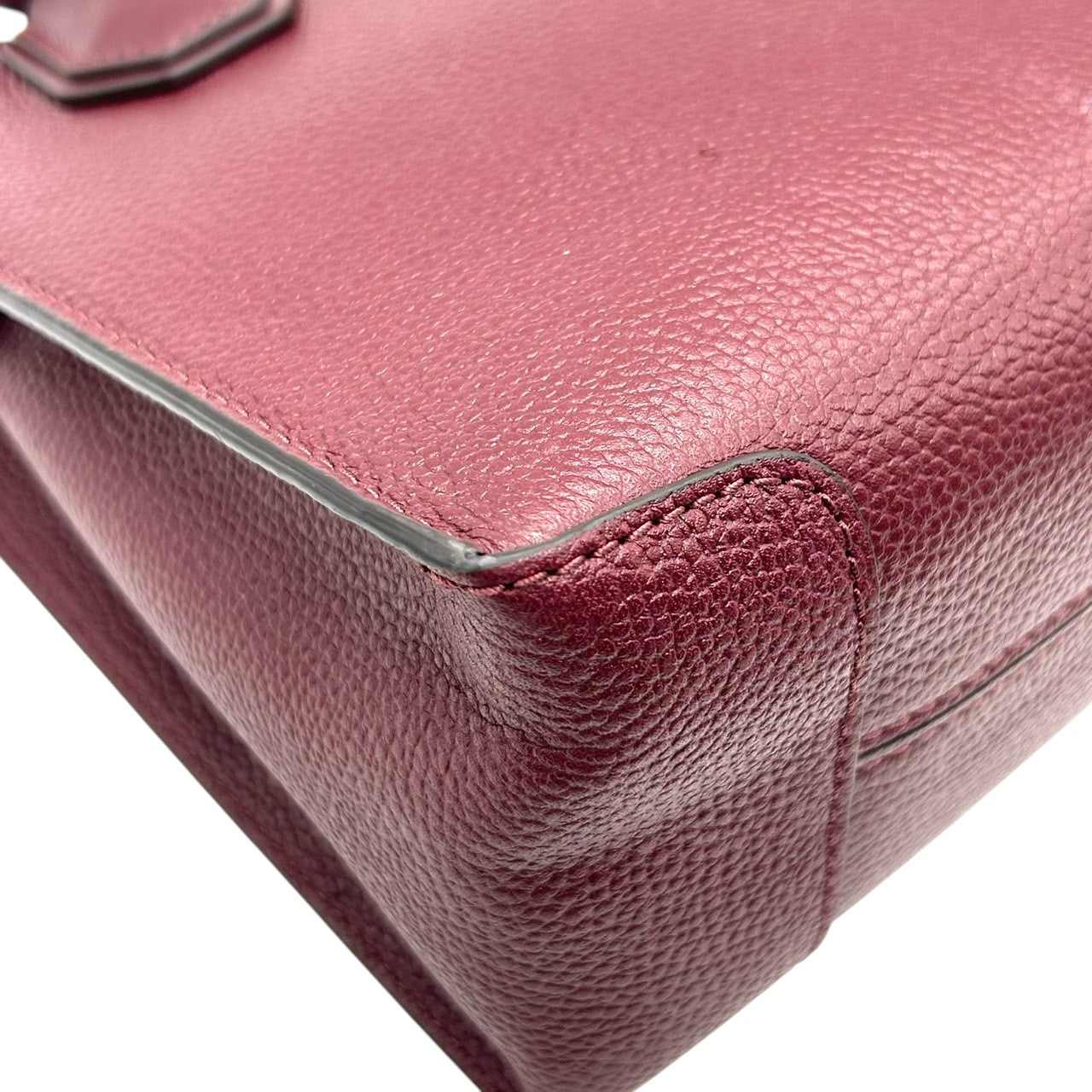 【極美品／未使用級】マイケルコース 2WAY ハンドバッグ ショルダーバッグ レザー ボルドー レッド系 レディース MKチャーム 斜め掛け可 自立可 MICHAEL KORS サッチェルバッグ エレガント コンパクト E10