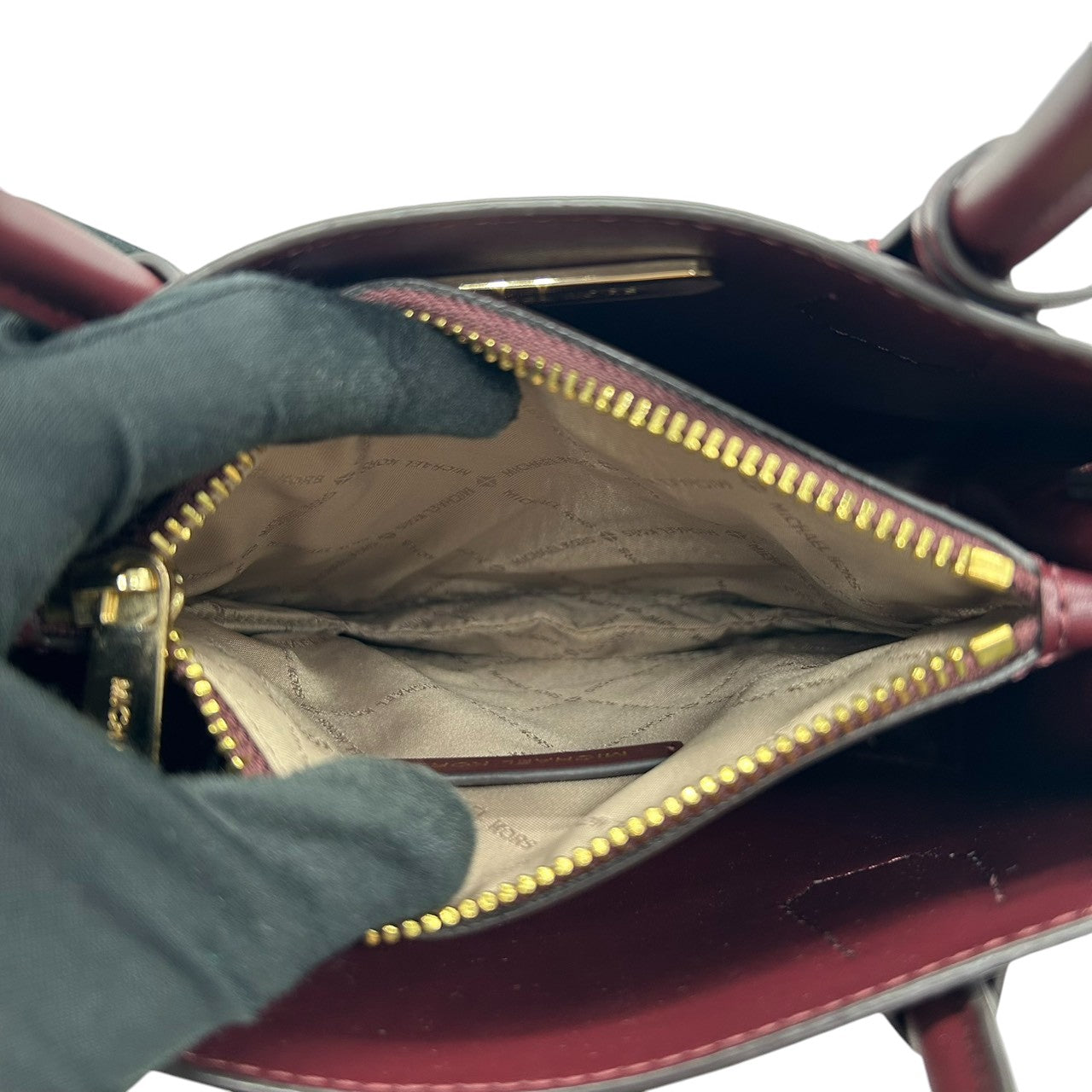 【極美品／未使用級】マイケルコース 2WAY ハンドバッグ ショルダーバッグ レザー ボルドー レッド系 レディース MKチャーム 斜め掛け可 自立可 MICHAEL KORS サッチェルバッグ エレガント コンパクト E10