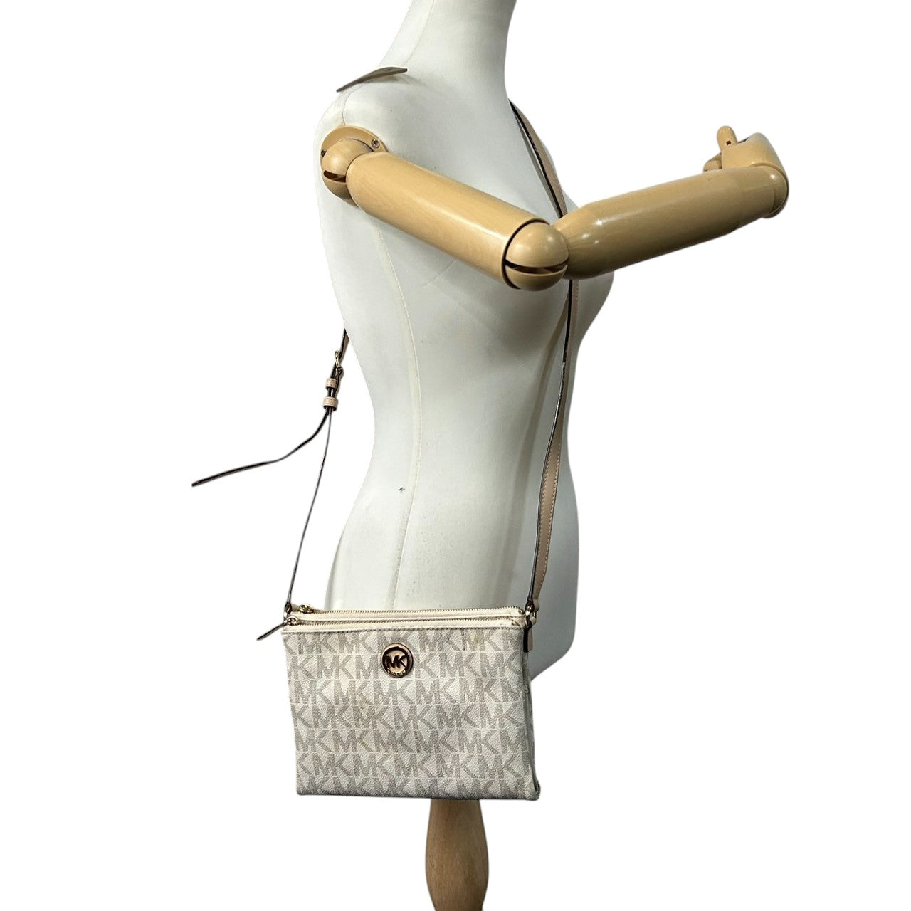 マイケルコース JET SET ITEM ショルダーバッグ シグネチャー PVC レザー ホワイト系 レディース 斜め掛け可 クロスボディ ポシェット ミニバッグ MICHAEL KORS ジェットセットアイテム 定番人気モデル E10