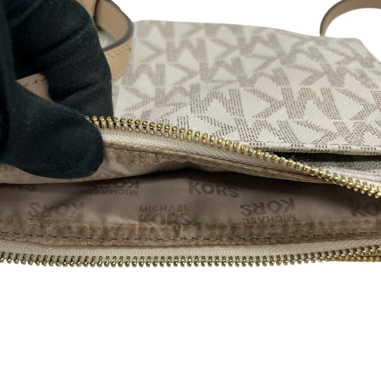 マイケルコース JET SET ITEM ショルダーバッグ シグネチャー PVC レザー ホワイト系 レディース 斜め掛け可 クロスボディ ポシェット ミニバッグ MICHAEL KORS ジェットセットアイテム 定番人気モデル E10