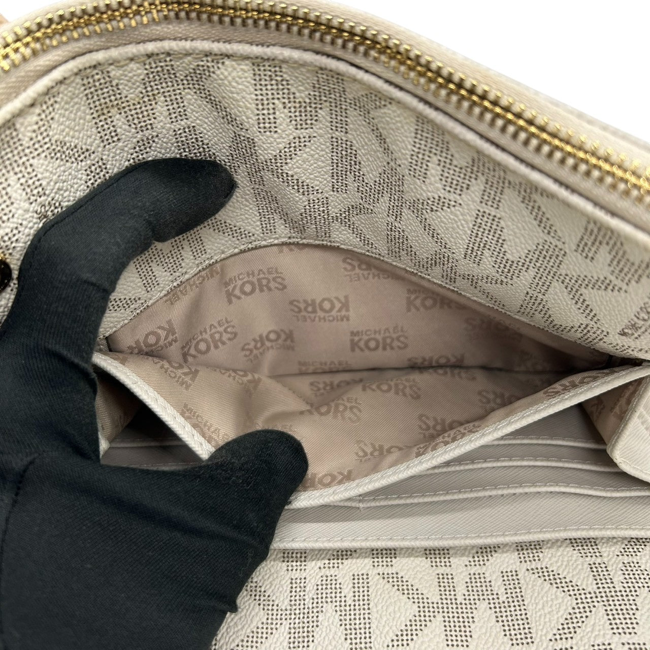 マイケルコース JET SET ITEM ショルダーバッグ シグネチャー PVC レザー ホワイト系 レディース 斜め掛け可 クロスボディ ポシェット ミニバッグ MICHAEL KORS ジェットセットアイテム 定番人気モデル E10