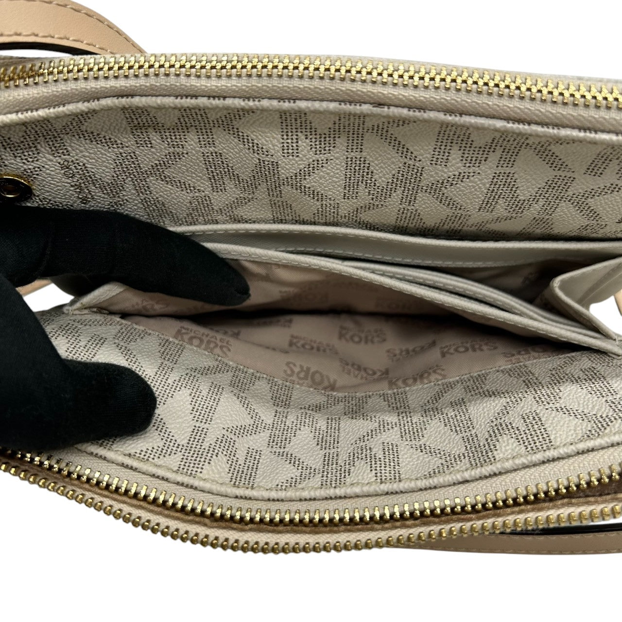 マイケルコース JET SET ITEM ショルダーバッグ シグネチャー PVC レザー ホワイト系 レディース 斜め掛け可 クロスボディ ポシェット ミニバッグ MICHAEL KORS ジェットセットアイテム 定番人気モデル E10