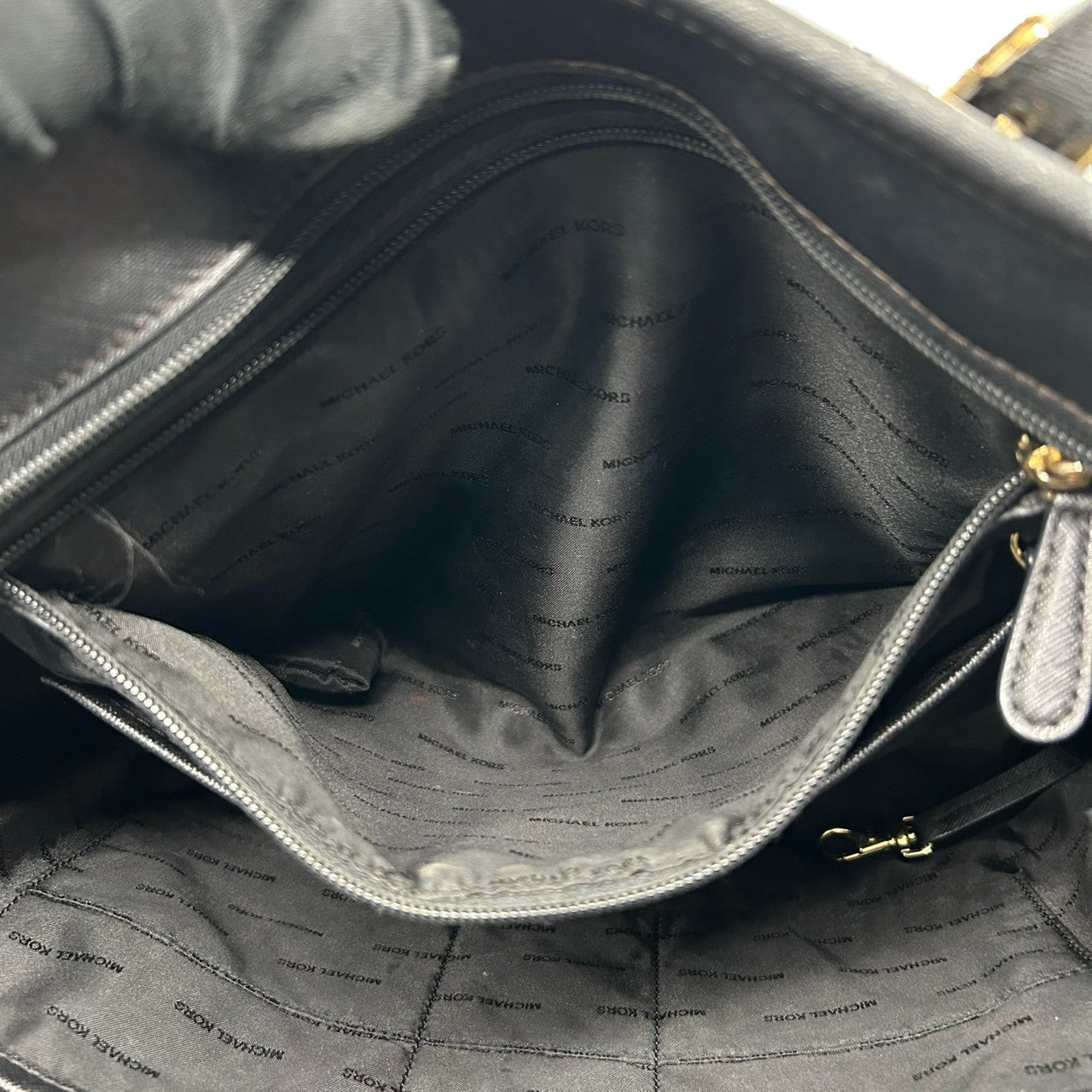 マイケルコース JET SET ITEM トートバッグ A4収納可 肩掛け PVCレザー ブラック レディース MICHAEL KORS ジェットセットアイテム 通勤通学 ビジネス 大容量 MKチャーム ゴールド金具 自立可 s12