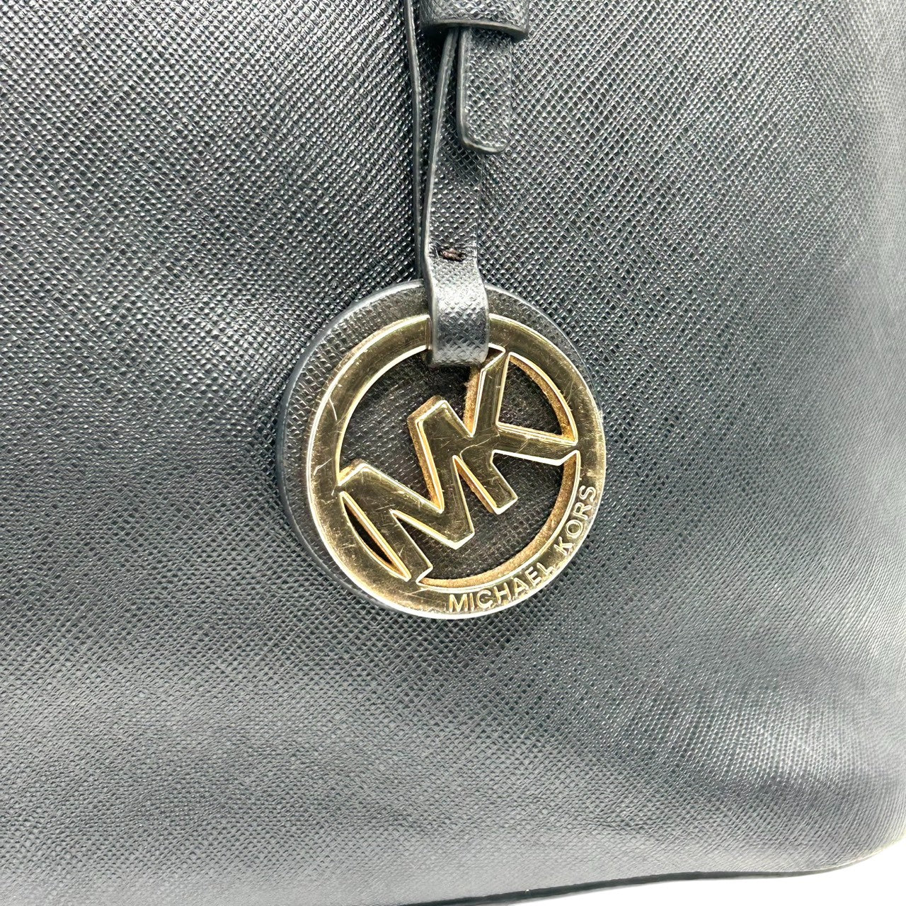 マイケルコース JET SET ITEM トートバッグ A4収納可 肩掛け PVCレザー ブラック レディース MICHAEL KORS ジェットセットアイテム 通勤通学 ビジネス 大容量 MKチャーム ゴールド金具 自立可 s12