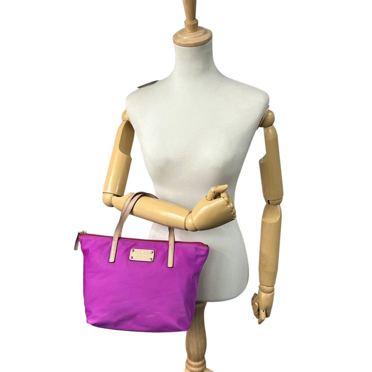 【美品】ケイトスペード ナイロン トートバッグ ハンドバッグ パープル 紫系 ロゴプレート レディース kate spade new york 軽量 通勤通学 肩掛け可 ドット柄ライニング ゴールド金具 フェミニンデザイン U6