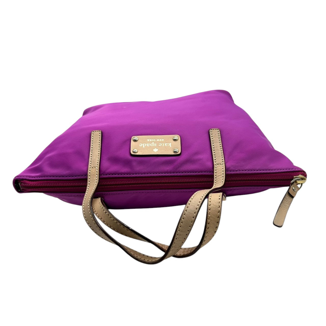 【美品】ケイトスペード ナイロン トートバッグ ハンドバッグ パープル 紫系 ロゴプレート レディース kate spade new york 軽量 通勤通学 肩掛け可 ドット柄ライニング ゴールド金具 フェミニンデザイン U6