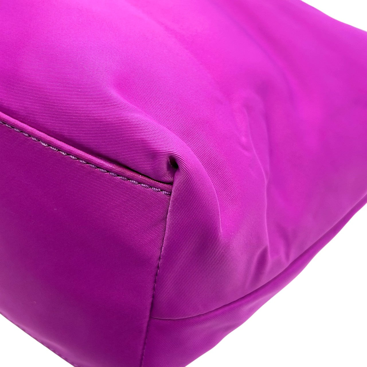 【美品】ケイトスペード ナイロン トートバッグ ハンドバッグ パープル 紫系 ロゴプレート レディース kate spade new york 軽量 通勤通学 肩掛け可 ドット柄ライニング ゴールド金具 フェミニンデザイン U6