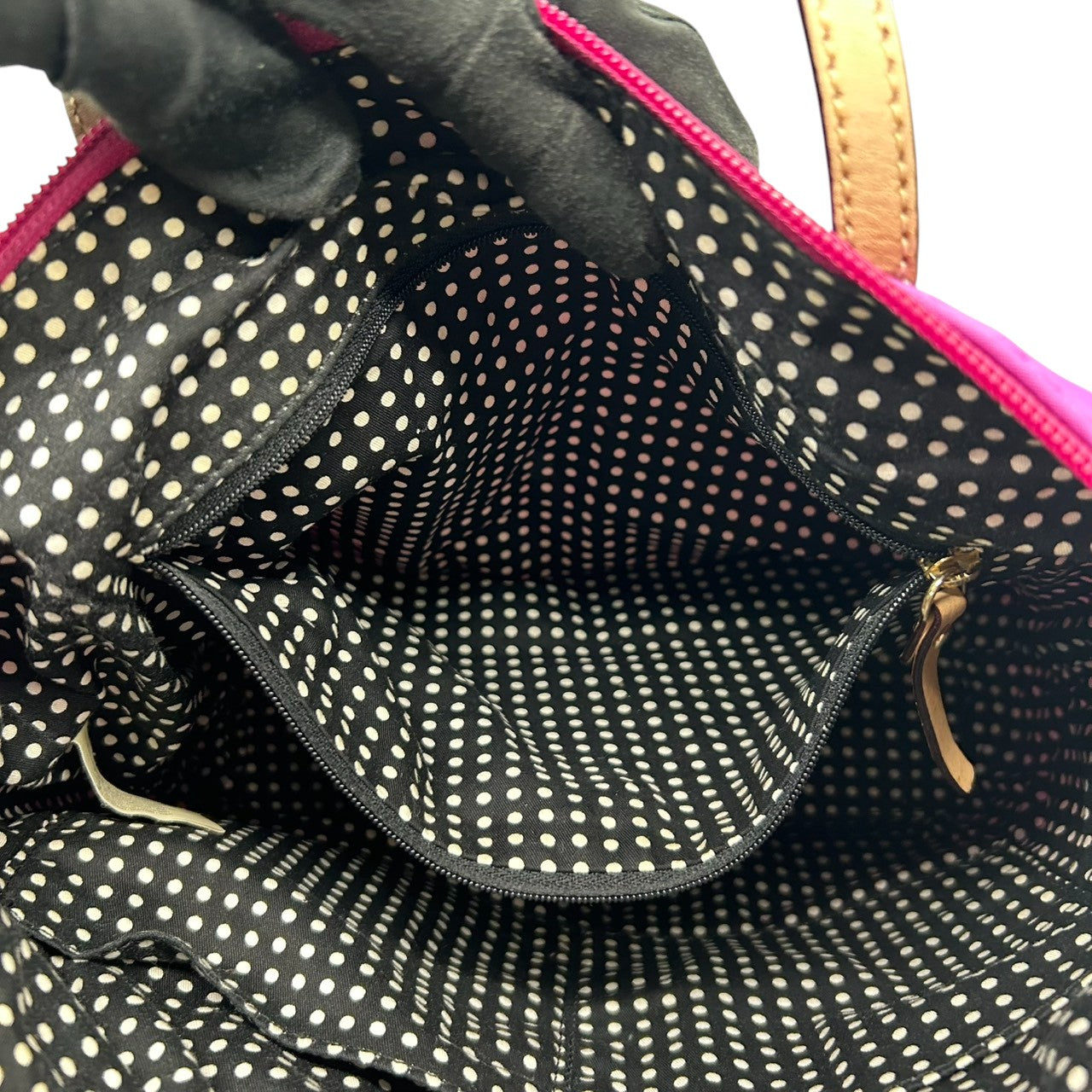 【美品】ケイトスペード ナイロン トートバッグ ハンドバッグ パープル 紫系 ロゴプレート レディース kate spade new york 軽量 通勤通学 肩掛け可 ドット柄ライニング ゴールド金具 フェミニンデザイン U6