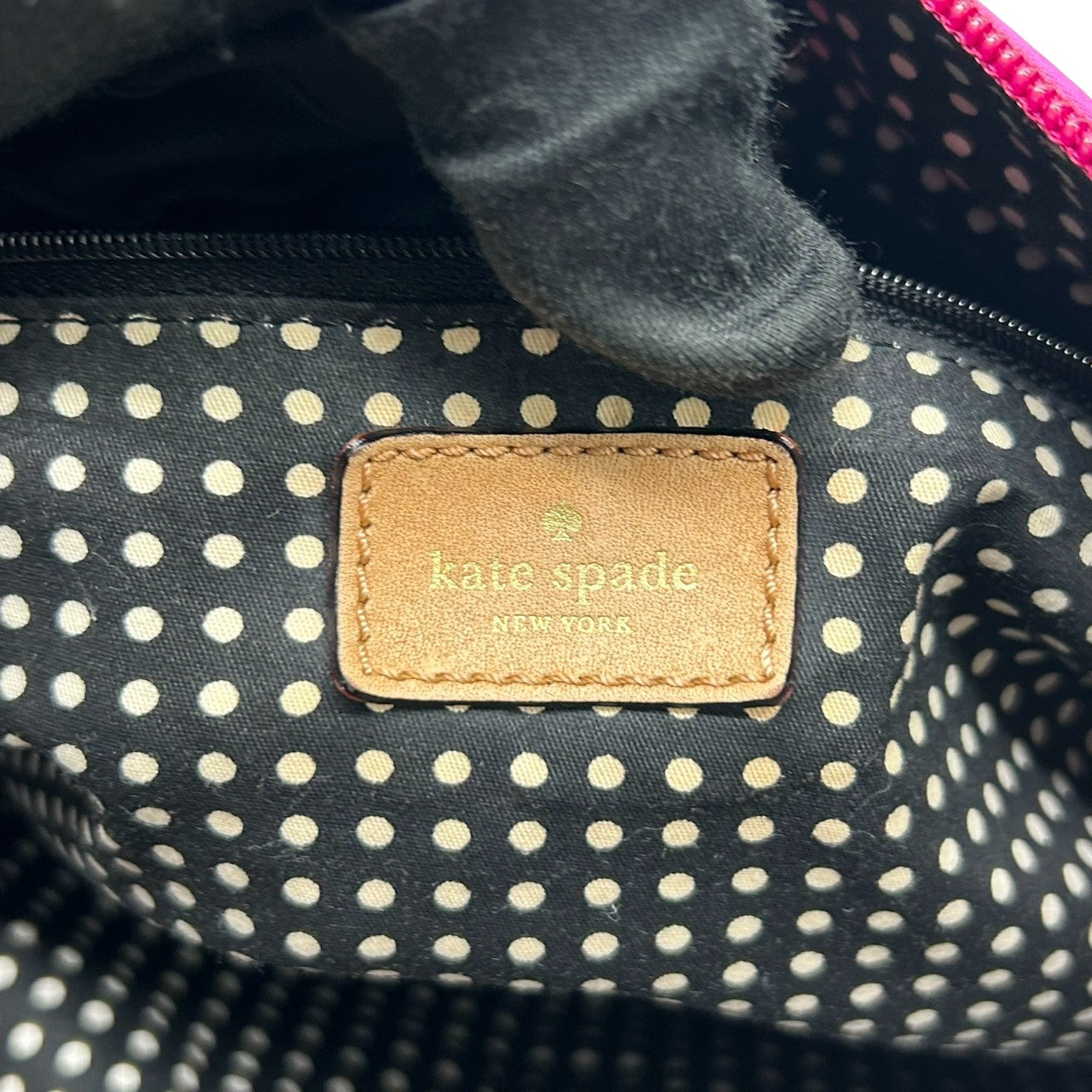 【美品】ケイトスペード ナイロン トートバッグ ハンドバッグ パープル 紫系 ロゴプレート レディース kate spade new york 軽量 通勤通学 肩掛け可 ドット柄ライニング ゴールド金具 フェミニンデザイン U6
