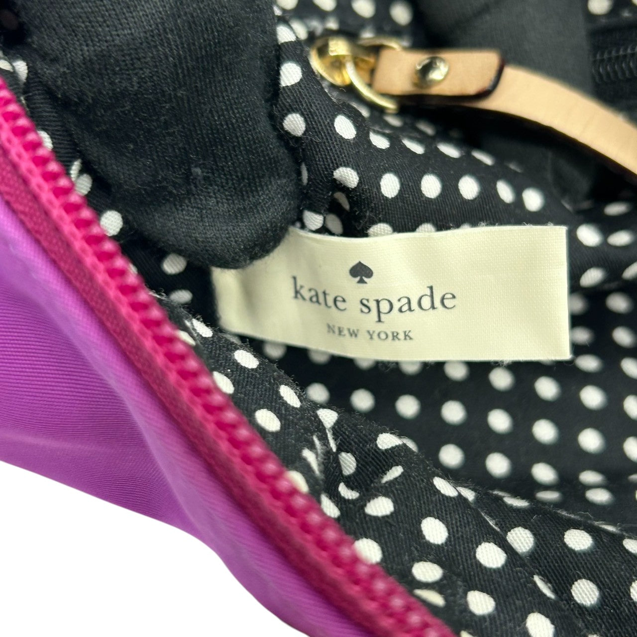 【美品】ケイトスペード ナイロン トートバッグ ハンドバッグ パープル 紫系 ロゴプレート レディース kate spade new york 軽量 通勤通学 肩掛け可 ドット柄ライニング ゴールド金具 フェミニンデザイン U6