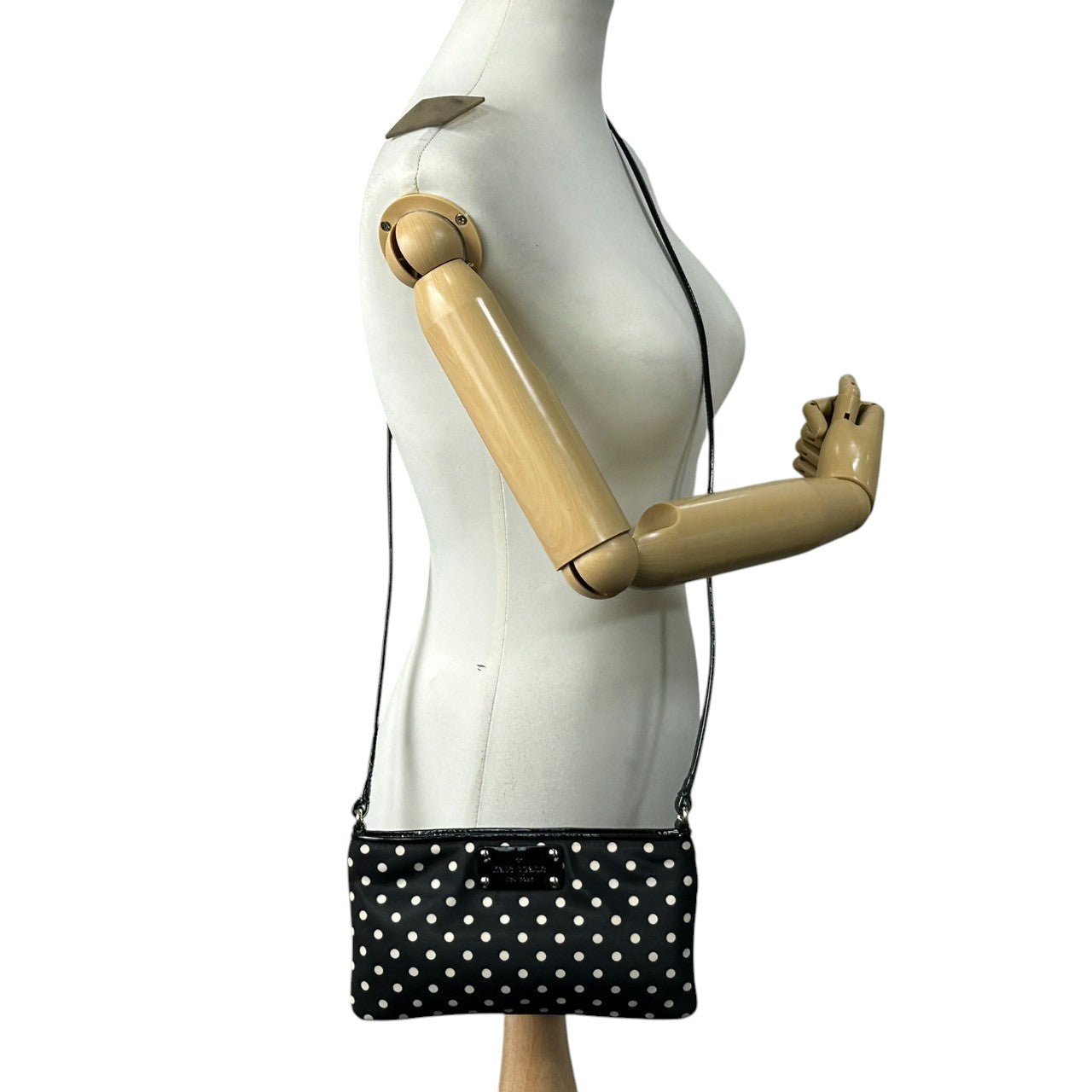 【美品】ケイトスペード ドット柄 ショルダーバッグ ナイロン パテントレザー ブラック ホワイト レディース kate spade new york ポシェット 斜め掛け可 ロゴプレート ミニバッグ フェミニンデザイン U6