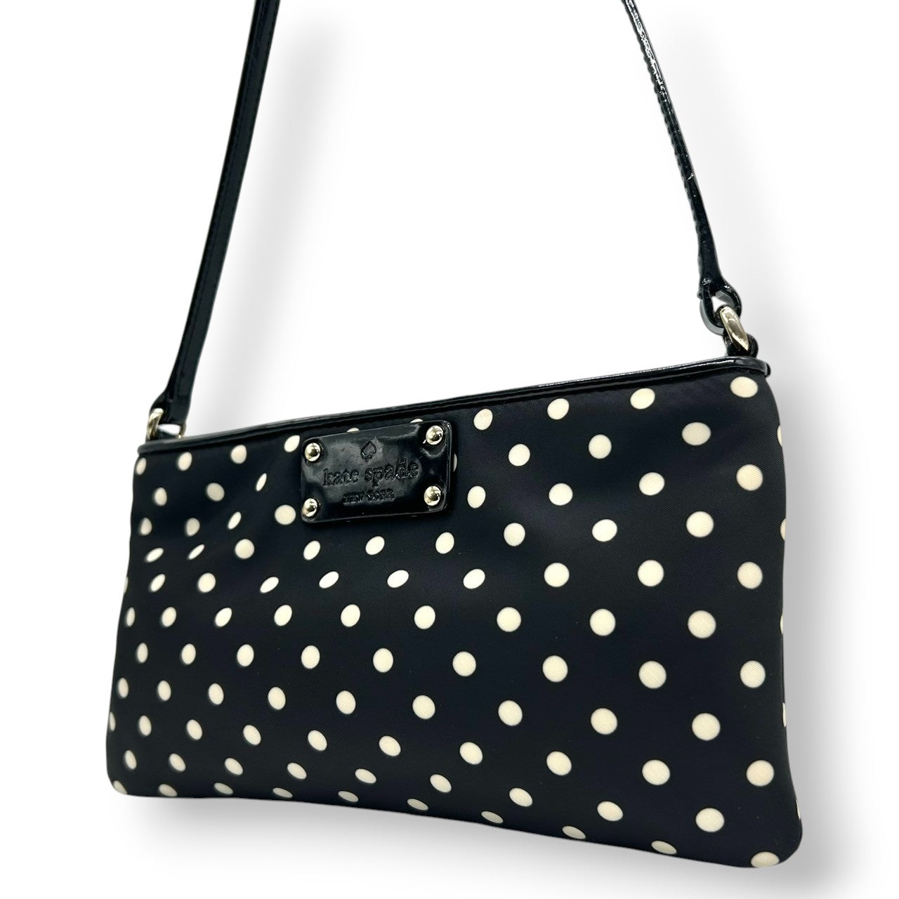 【美品】ケイトスペード ドット柄 ショルダーバッグ ナイロン パテントレザー ブラック ホワイト レディース kate spade new york ポシェット 斜め掛け可 ロゴプレート ミニバッグ フェミニンデザイン U6
