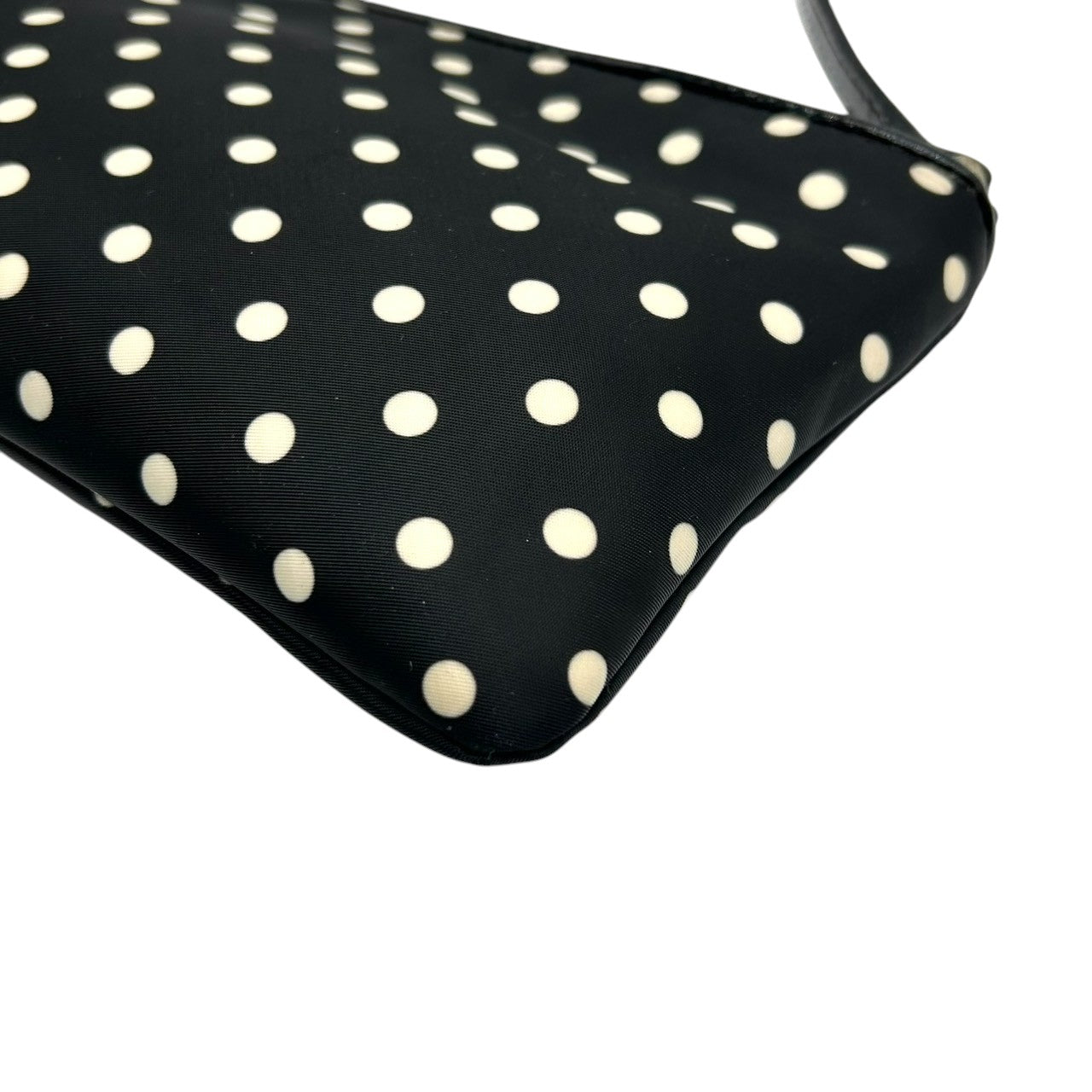 【美品】ケイトスペード ドット柄 ショルダーバッグ ナイロン パテントレザー ブラック ホワイト レディース kate spade new york ポシェット 斜め掛け可 ロゴプレート ミニバッグ フェミニンデザイン U6
