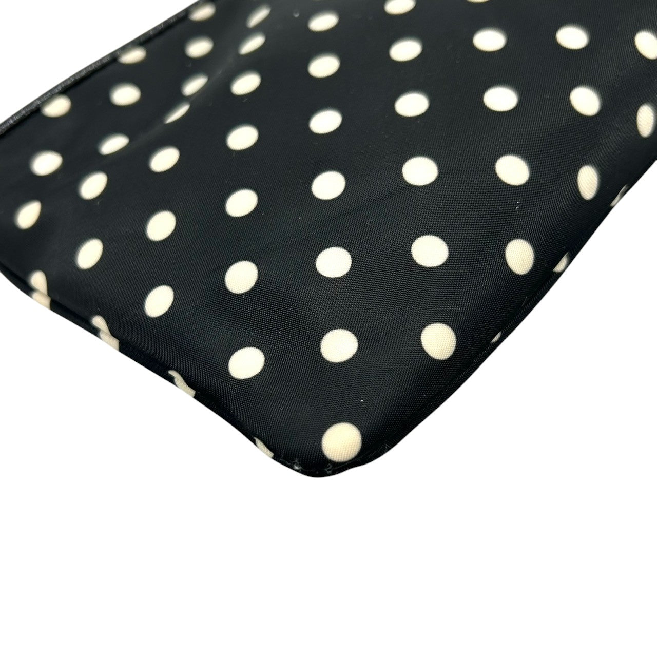 【美品】ケイトスペード ドット柄 ショルダーバッグ ナイロン パテントレザー ブラック ホワイト レディース kate spade new york ポシェット 斜め掛け可 ロゴプレート ミニバッグ フェミニンデザイン U6