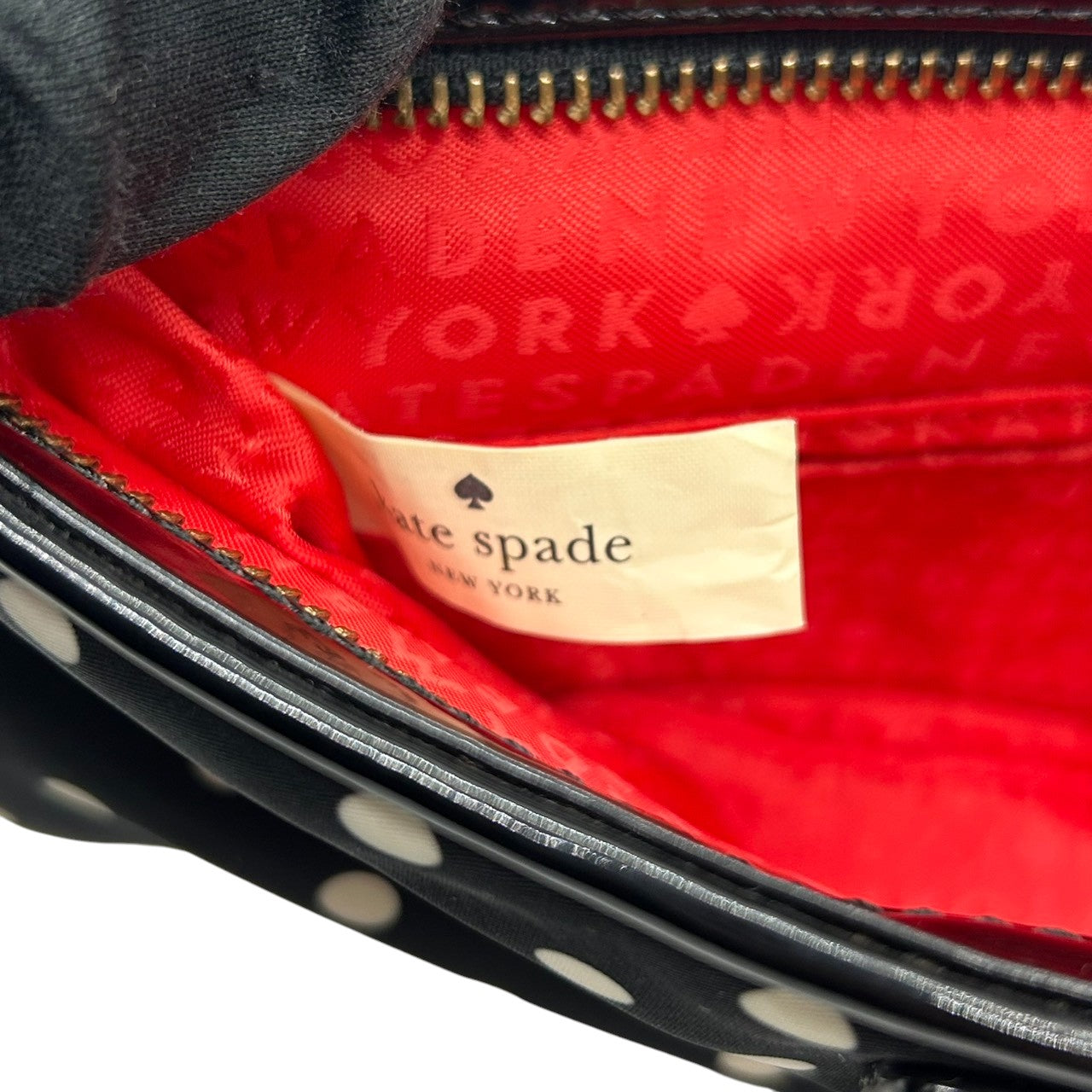 【美品】ケイトスペード ドット柄 ショルダーバッグ ナイロン パテントレザー ブラック ホワイト レディース kate spade new york ポシェット 斜め掛け可 ロゴプレート ミニバッグ フェミニンデザイン U6