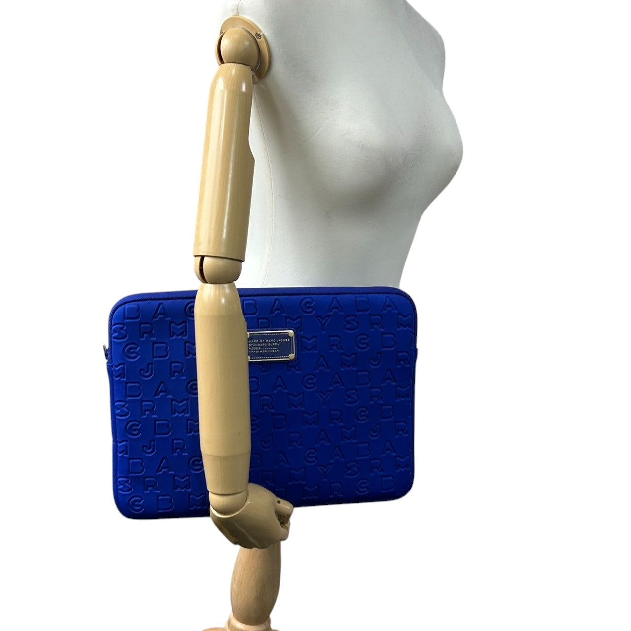 マークバイマークジェイコブス PCケース パソコンケース ナイロン ブルー ロゴ総柄 エンボス タブレットケース クラッチバッグ メンズ レディース MARC BY MARC JACOBS STANDARD SUPPLY WORKWEAR U6