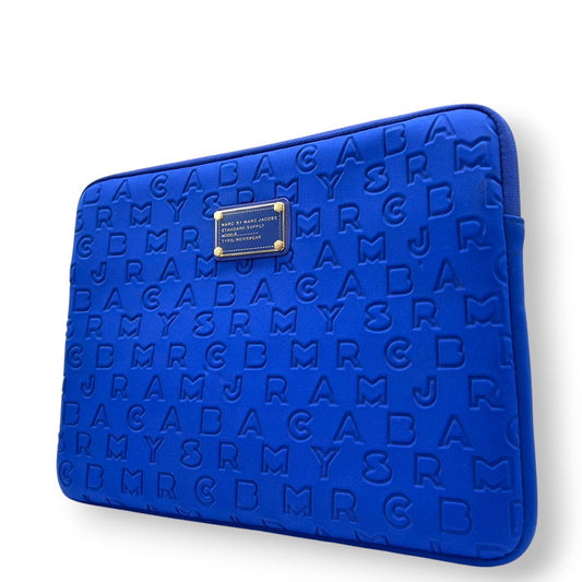 マークバイマークジェイコブス PCケース パソコンケース ナイロン ブルー ロゴ総柄 エンボス タブレットケース クラッチバッグ メンズ レディース MARC BY MARC JACOBS STANDARD SUPPLY WORKWEAR U6