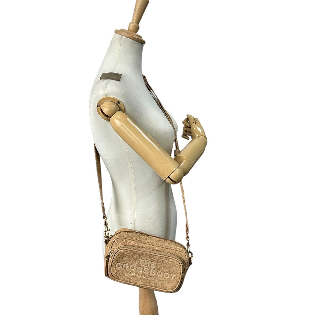 【未使用品／極美品】マークジェイコブス THE CROSSBODY ショルダーバッグ レザー ベージュ レディース MARC JACOBS 斜め掛け カメラバッグ ポシェット コンパクト 新品同様 現行人気モデル H107L01FA21 U5