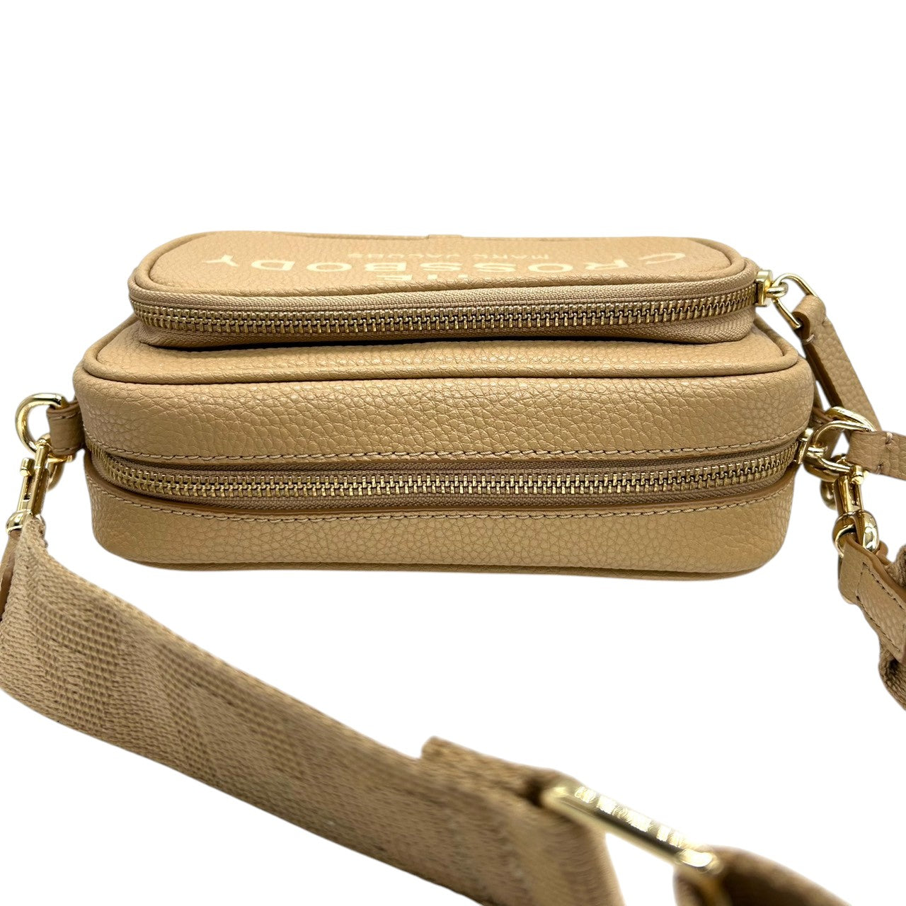 【未使用品／極美品】マークジェイコブス THE CROSSBODY ショルダーバッグ レザー ベージュ レディース MARC JACOBS 斜め掛け カメラバッグ ポシェット コンパクト 新品同様 現行人気モデル H107L01FA21 U5