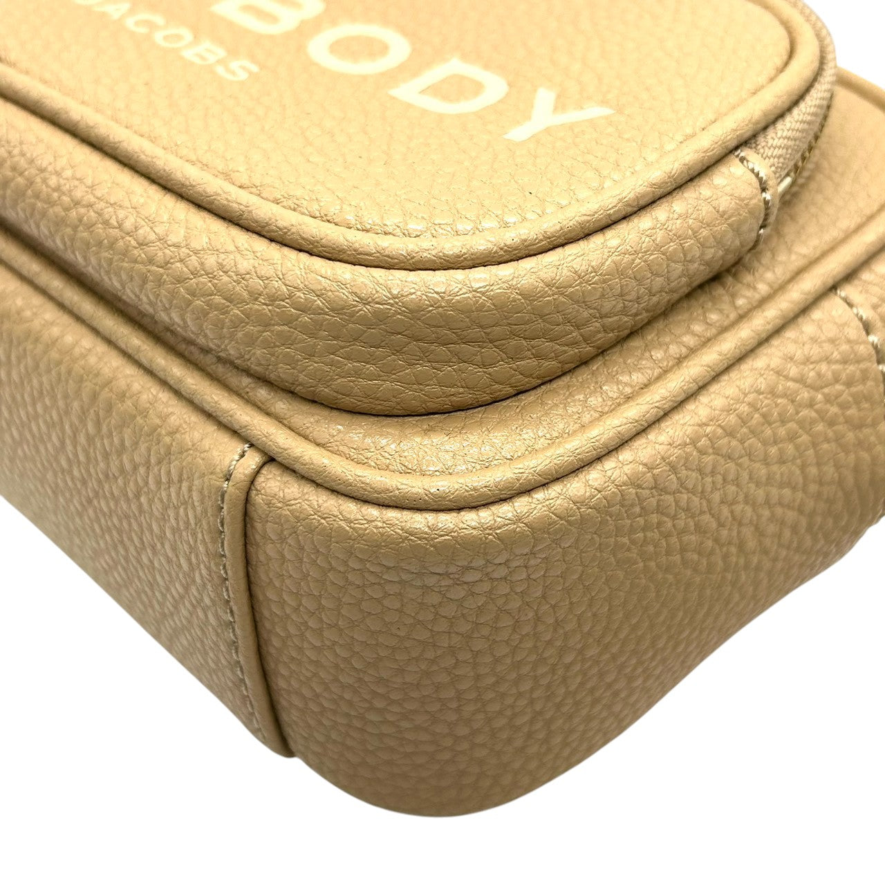 【未使用品／極美品】マークジェイコブス THE CROSSBODY ショルダーバッグ レザー ベージュ レディース MARC JACOBS 斜め掛け カメラバッグ ポシェット コンパクト 新品同様 現行人気モデル H107L01FA21 U5