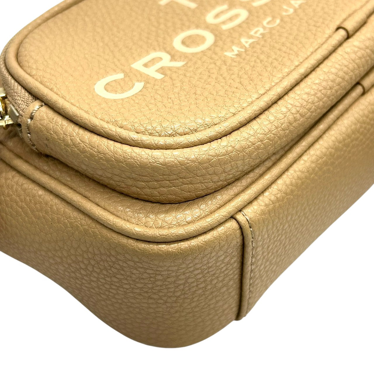 【未使用品／極美品】マークジェイコブス THE CROSSBODY ショルダーバッグ レザー ベージュ レディース MARC JACOBS 斜め掛け カメラバッグ ポシェット コンパクト 新品同様 現行人気モデル H107L01FA21 U5