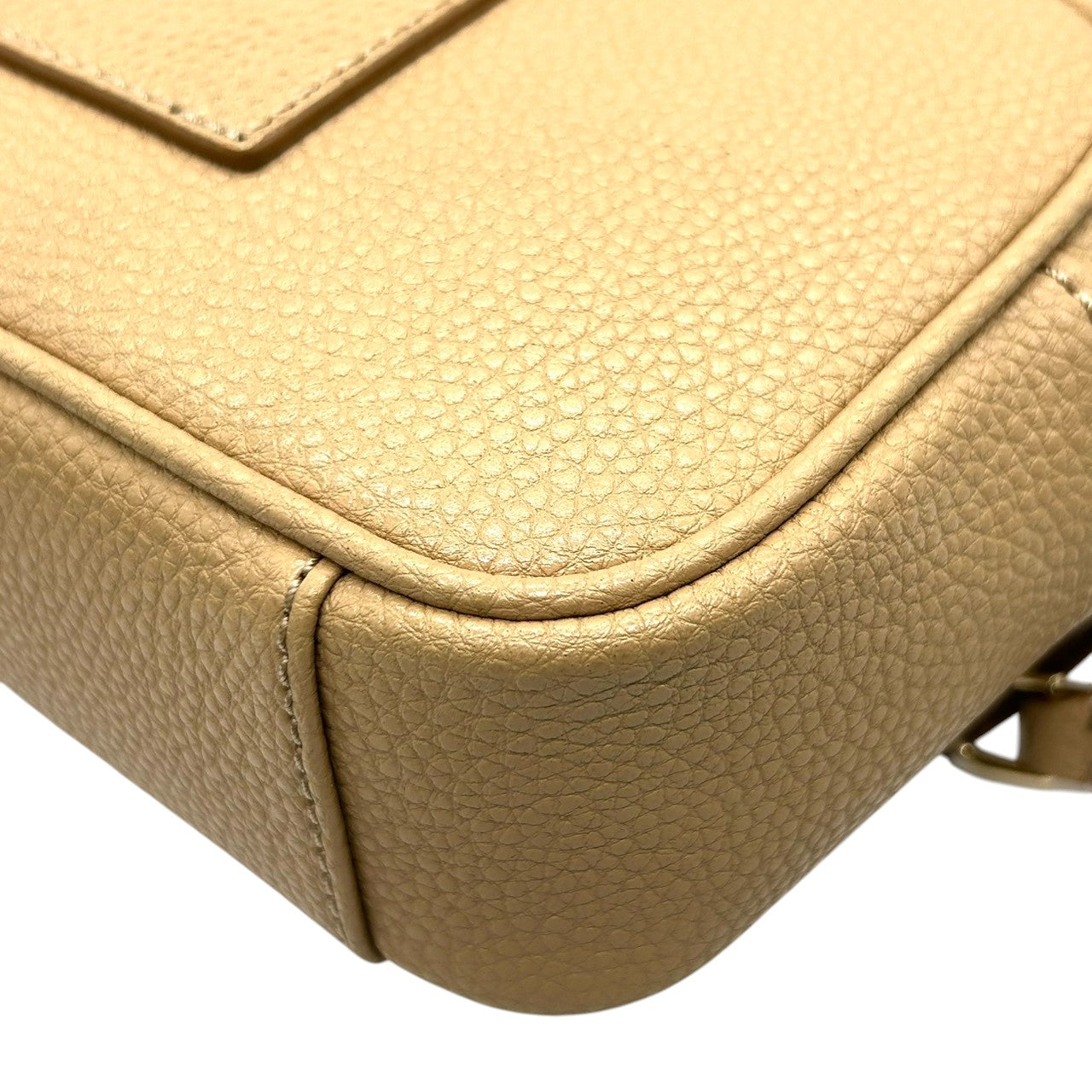 【未使用品／極美品】マークジェイコブス THE CROSSBODY ショルダーバッグ レザー ベージュ レディース MARC JACOBS 斜め掛け カメラバッグ ポシェット コンパクト 新品同様 現行人気モデル H107L01FA21 U5