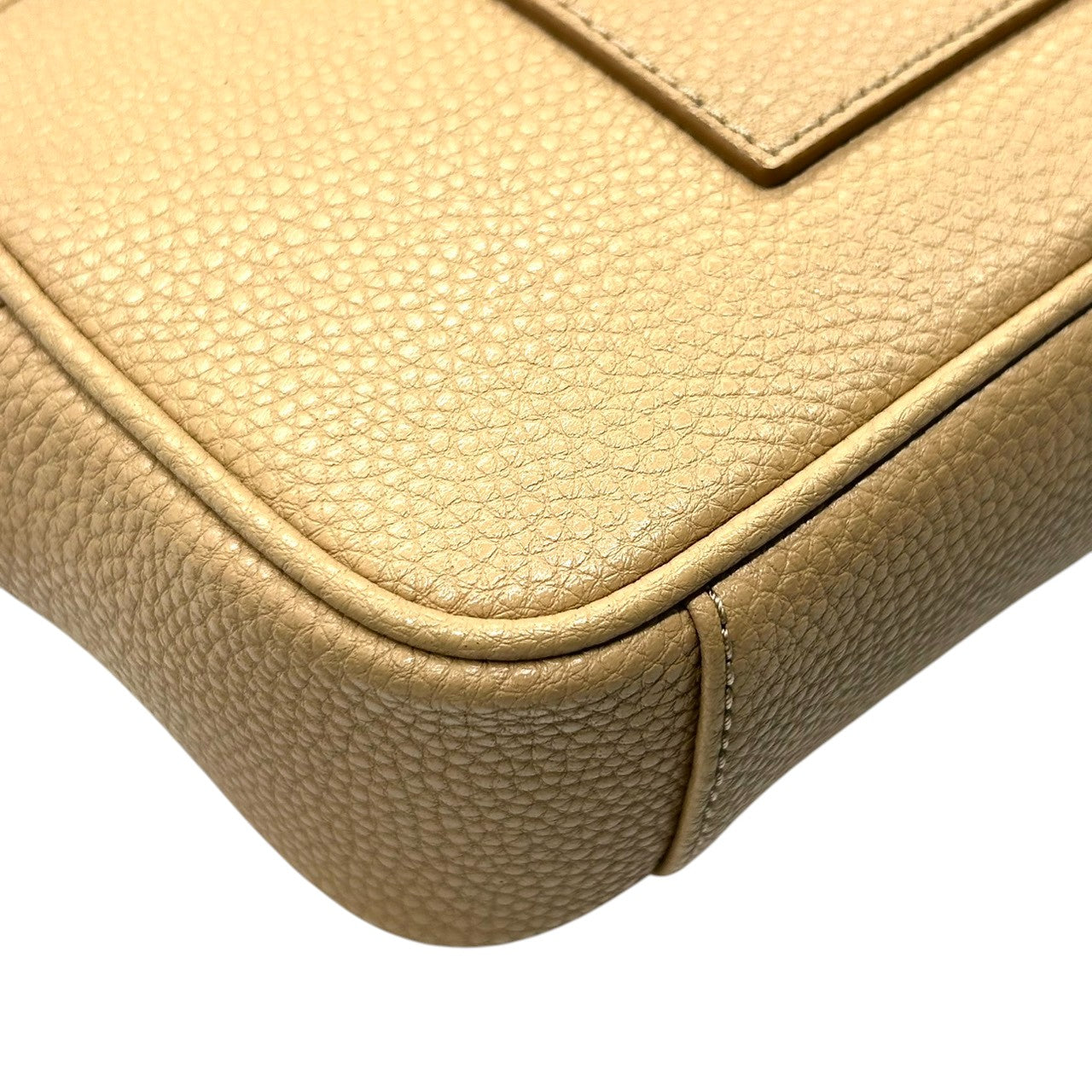 【未使用品／極美品】マークジェイコブス THE CROSSBODY ショルダーバッグ レザー ベージュ レディース MARC JACOBS 斜め掛け カメラバッグ ポシェット コンパクト 新品同様 現行人気モデル H107L01FA21 U5